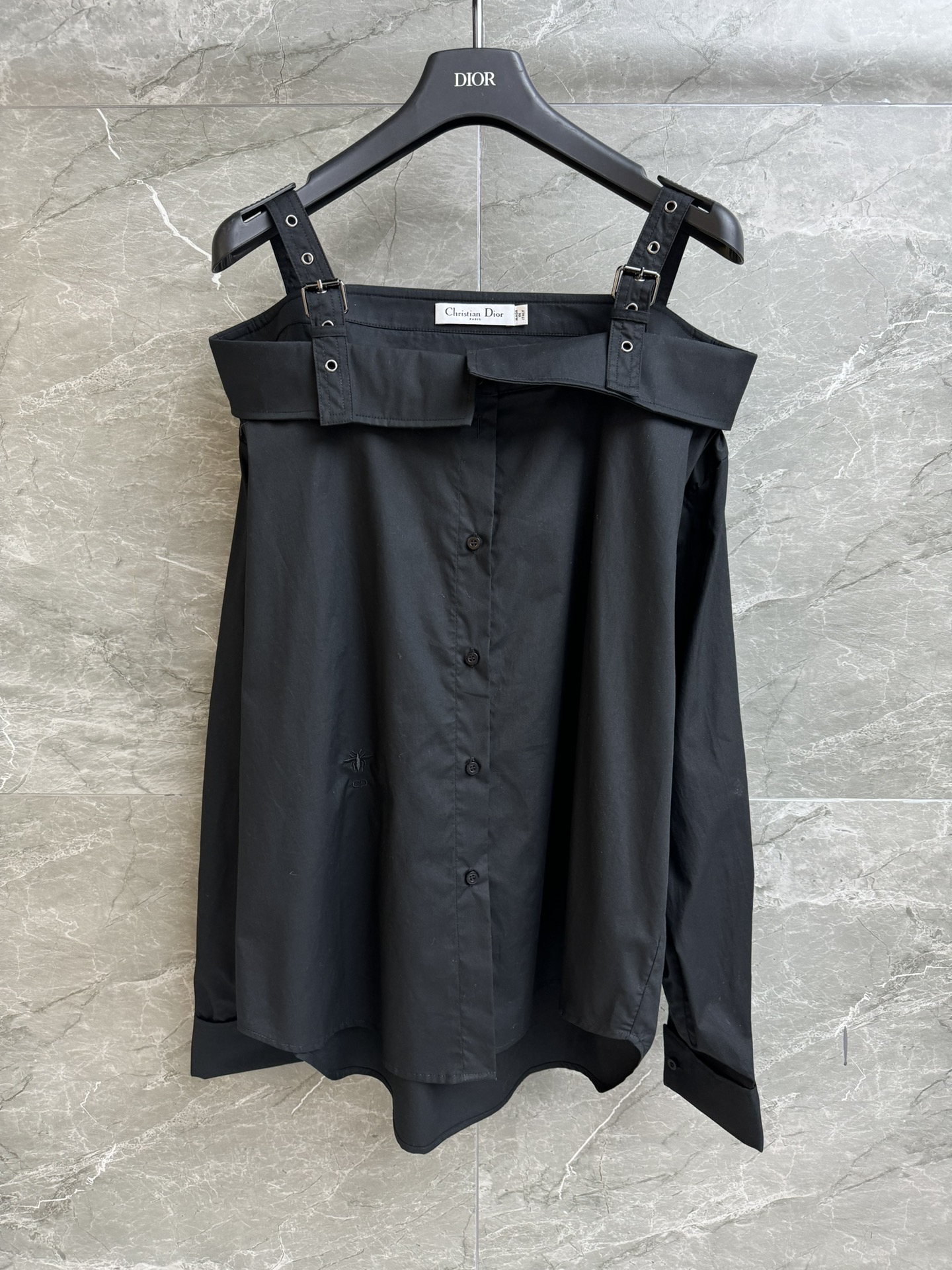 NO:321050,New spring and summer models are available!  D home one-shoulder off-shoulder shirt 2025 spring and summer series adjustable one-shoulder off-shoulder design CD bee embroidery pattern embellishment fashionable personality Custom poplin cotton fabric Comfortable and breathable Loose style Slim and temperament on the upper body Full trademark Size SML, Dior, alexander wang19860909春夏新款上新啦！ D家一字肩露肩衬衣 2025春夏系列 可调节一字肩露肩设计 CD蜜蜂刺绣图案点缀 时髦个性 定制府绸棉面料 舒适透气 宽松版型 上身显瘦又气质 商标齐全 尺码SML,,dior,alexander wang,Women's clothing