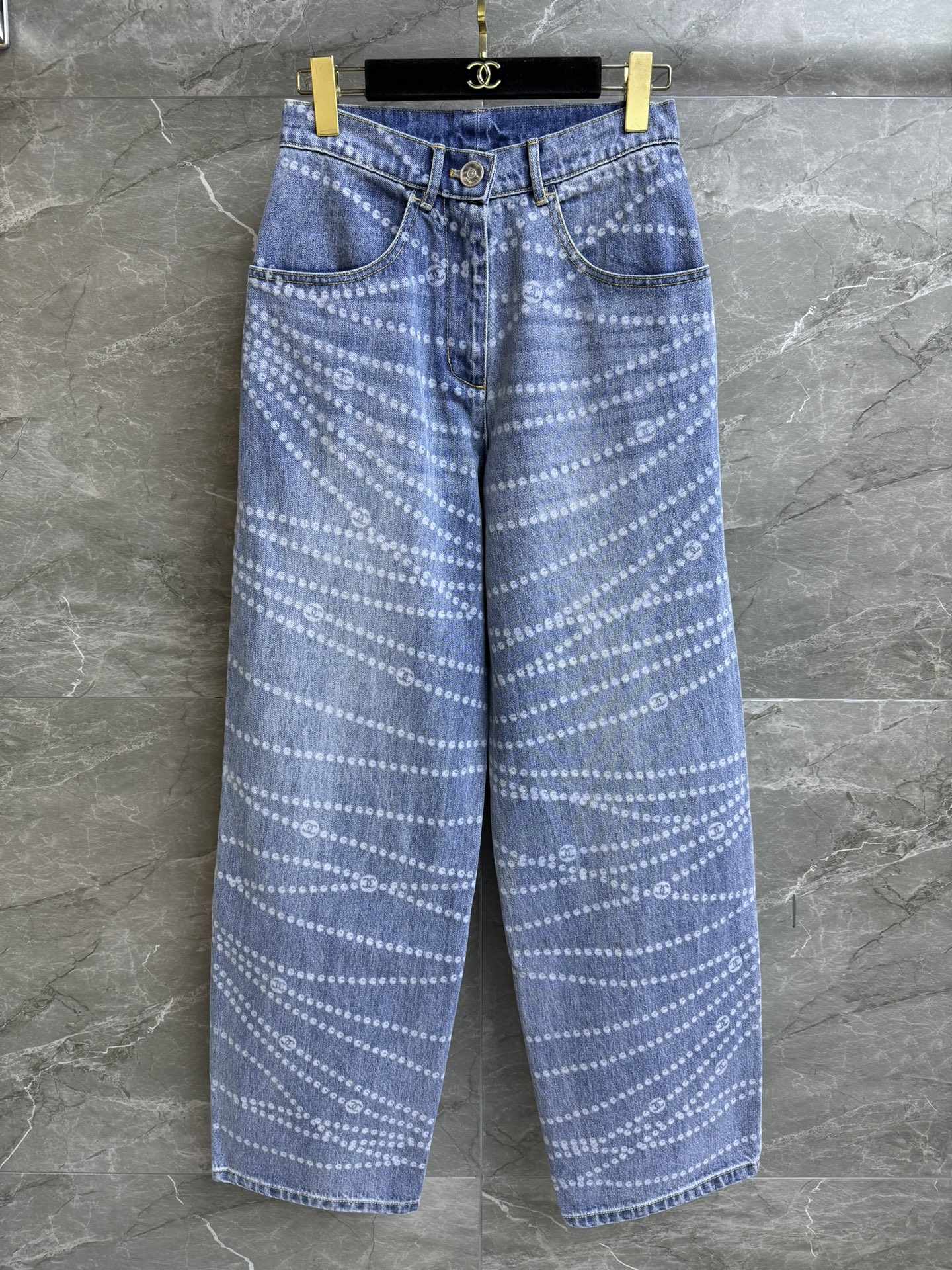 NO:321479,High-end version shipped Xiangjia pearl chain wide-leg pants 2025 spring and summer preview series Pearl chain printed pattern High-end fashionable and fashionable Customized washing denim fabric Soft and comfortable Wide-leg pants style Lazy and casual without picking on the legs Full trademark Size SML, Chanel, alexander wang19860909高版本出货啦 香家珍珠链条阔腿裤 2025春夏预告系列 珍珠链条印花图案 高级时髦洋气 定制水洗牛仔面料 柔软舒适 阔腿裤版型 慵懒随性不挑腿型 商标齐全 尺码SML,,chanel,alexander wang,Women's clothing