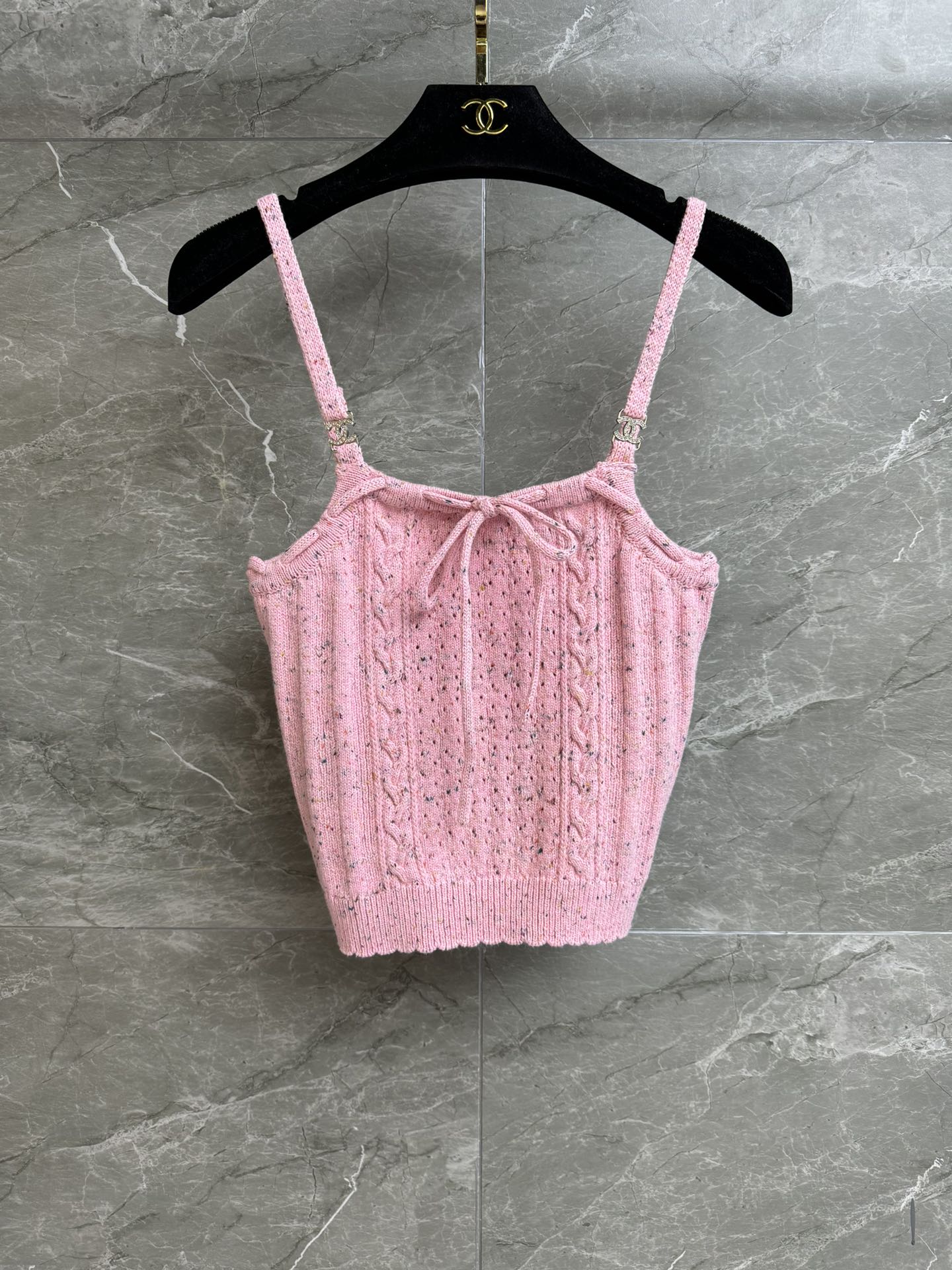 NO:322610,New early spring models are shipped. Xiangjia pink bow vest. 2025 spring and summer preview series. Double C logo decorative shoulder straps. Pink hollow vertical jacquard. Age-reducing fashionable and advanced. Fixed woven and dyed yarn. Soft and comfortable. Slim fit. The upper body looks slim and fashionable. Full trademark. Size SML, chanel, alexander wang.19860909早春新款出货啦 香家粉色蝴蝶结背心 2025春夏预告系列 双C logo装饰肩带 粉色镂空竖纹提花 减龄时髦高级 定织定染纱线 柔软舒适 修身版型 上身显瘦又时髦 商标齐全 尺码SML,,chanel,alexander wang,Women's clothing