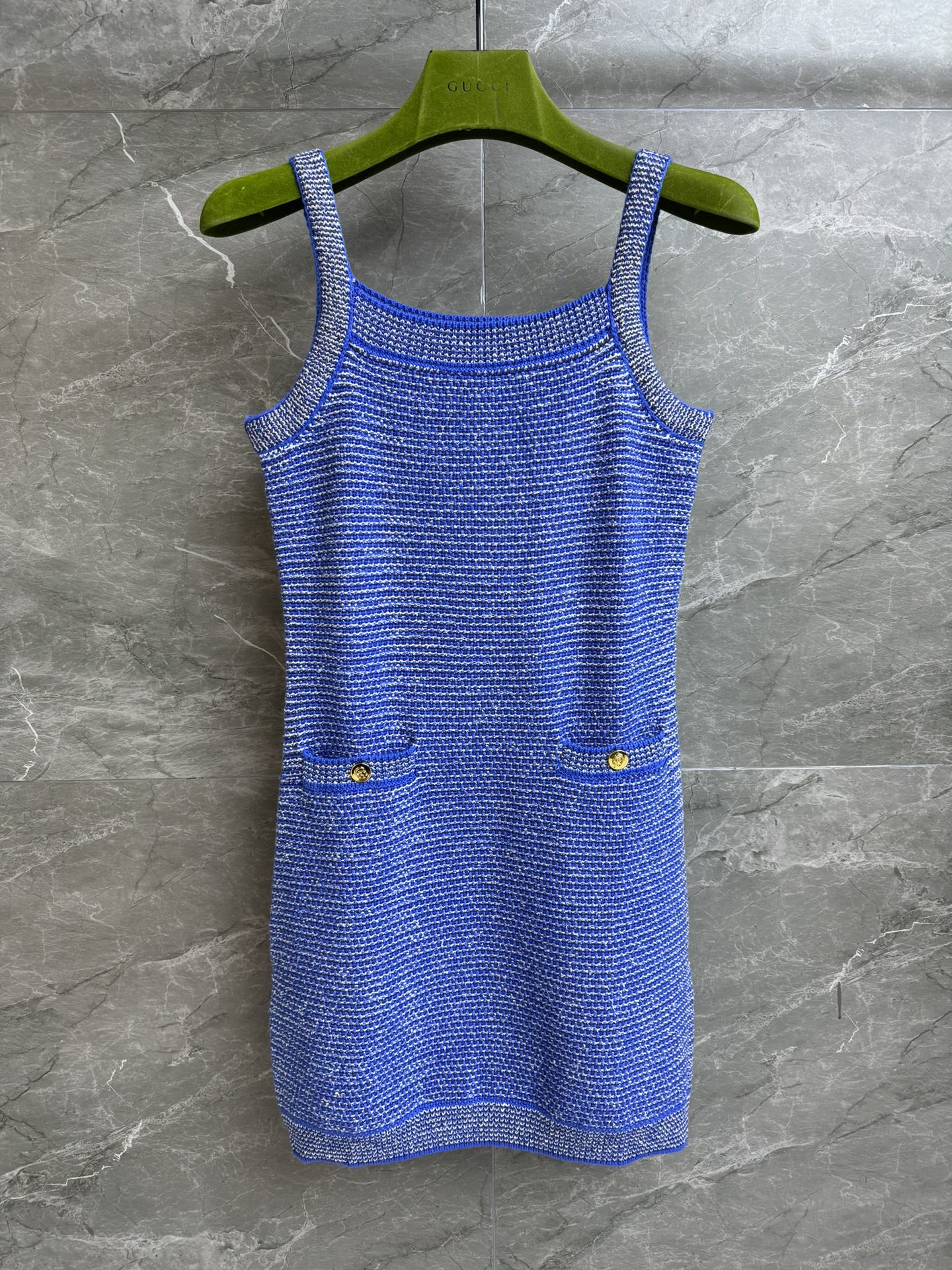 NO:325397,New spring and summer models are available. G home blue vest skirt. 2025 early spring series. Square neckline design. Gold tone double G button embellishment. Blue and white color scheme. Fashionable and fashionable. Cotton knitted fabric. Comfortable and skin-friendly. Slim fit. Upper body looks slim and temperament. Full trademark. Size SML, gucci, skirts, alexander wang.19860909春夏新款上新啦 G家蓝色背心裙 2025早春系列 方领领口设计 金色调双G纽扣点缀 蓝白色系配色 时髦洋气 棉质针织面料 舒适亲肤 修身版型 上身显瘦又气质 商标齐全 尺码SML,,gucci,skirts,alexander wang,Women's clothing