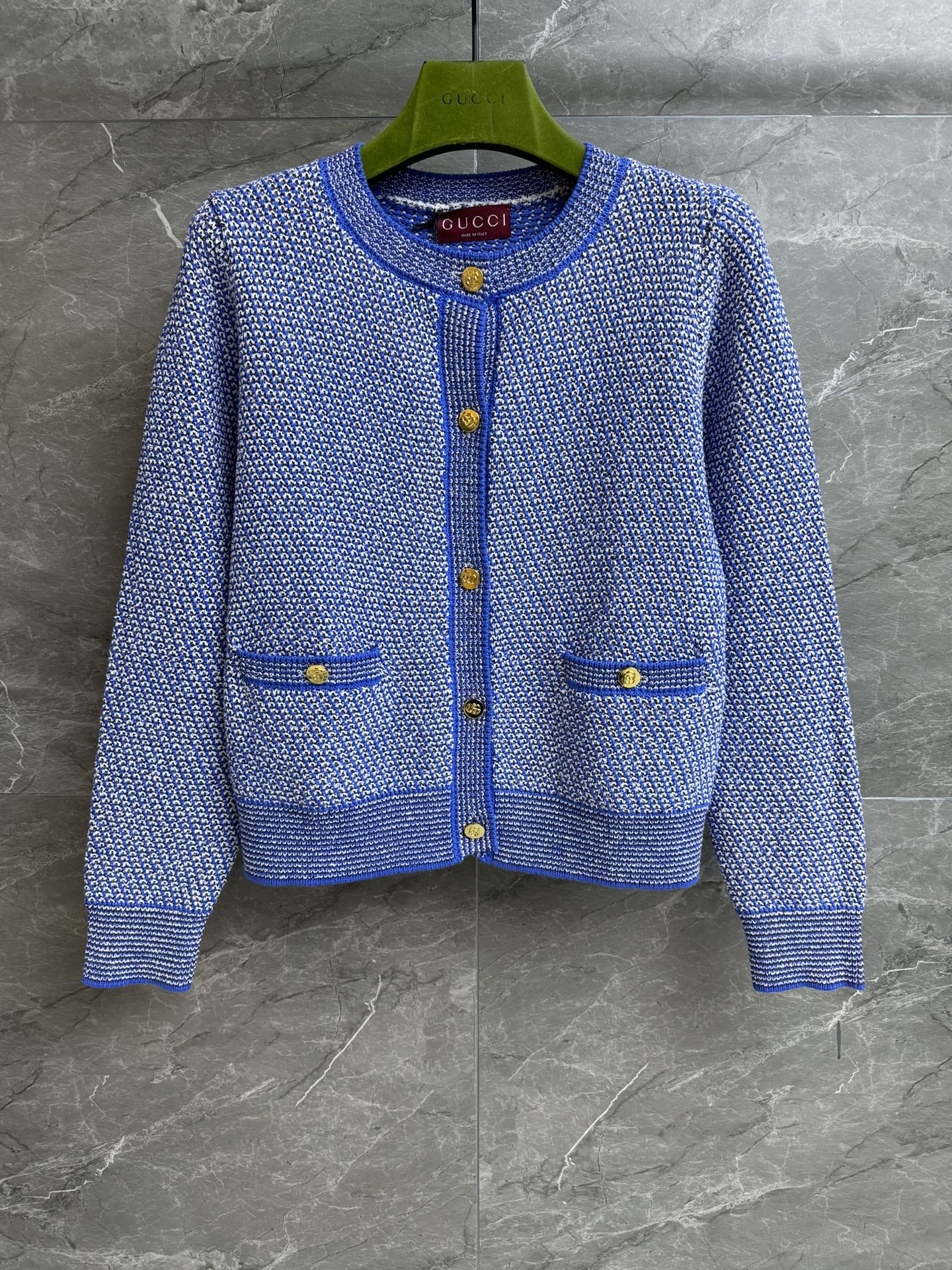 NO:325400,New early spring style is available. G home blue knitted cardigan 2025 early spring series. Round neckline design. Gold tone double G button embellishment. Blue and white color scheme. Fashionable and fashionable. Cotton knitted fabric. Warm and comfortable. Normal style. Slim and temperament on the upper body. Full trademark. Size SML,,gucci,alexander wang.19860909早春新款上新啦 G家蓝色针织开衫 2025早春系列 圆领领口设计 金色调双G纽扣点缀 蓝白色系配色 时髦洋气 棉质针织面料 保暖舒适 正常版型 上身显瘦又气质 商标齐全 尺码SML,,gucci,alexander wang,Women's clothing