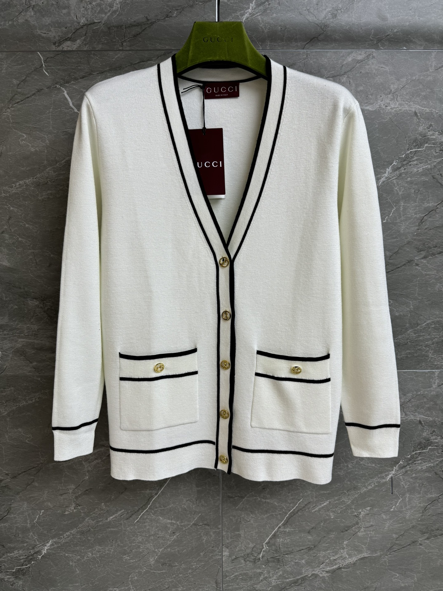 NO:325409,New early spring style is available. G home white wool cardigan 2025 spring and summer series. Temperament V-neck neckline. Interlocking double C button decoration. Simple and fashionable and high-end. Wool knitted fabric. Soft and comfortable and skin-friendly. Loose style. Slim and temperament on the upper body. Full trademark. Size SML,,gucci,alexander wang.19860909早春新款上新啦 G家白色羊毛开衫 2025春夏系列 气质V领领口 互扣式双C纽扣装饰 简约时髦高级 羊毛针织面料 软糯舒适亲肤 宽松版型 上身显瘦又气质 商标齐全 尺码SML,,gucci,alexander wang,Women's clothing