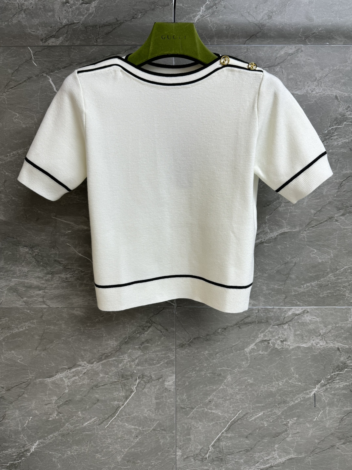 NO:325403,New models for early spring are shipped. G home white knitted short sleeves. 2025 early spring series. Shoulder decoration is decorated with interlocking double G buttons. Simple and unique. Fashionable and high-end. Wool knitted fabric. Comfortable and skin-friendly. Normal style. Slim and temperament on the upper body. Full trademark. Size SML,,gucci, T-shirt,alexander wang.19860909早春新款出货啦 G家白色针织短袖 2025早春系列 肩膀饰以互扣式双G纽扣装饰 简约又不失个性 时髦高级 羊毛针织面料 舒适亲肤 正常版型 上身显瘦又气质 商标齐全 尺码SML,,gucci,T-shirt,alexander wang,Women's clothing