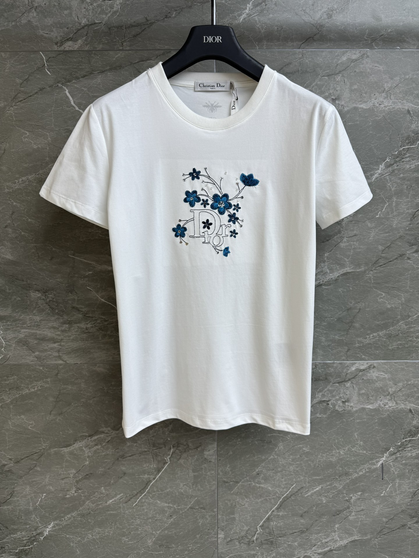 NO:321465,New early spring models are shipped. D home blue flower embroidery T-shirt 2025 early spring series. Round neckline design. Precision three-dimensional letter flower embroidery pattern. Simple and high-end custom pure cotton fabric. Comfortable and breathable. Normal style. Slim and temperament on the upper body. Full trademark. Size SML,,dior,tees, t-shirt,alexander wang.19860909早春新款出货啦 D家蓝色花朵刺绣T恤 2025早春系列 圆领领口设计 精密立体的字母花朵刺绣图案 简约高级 定制纯棉面料 舒适透气 正常版型 上身显瘦又气质 商标齐全 尺码SML,,dior,tees，t-shirt,alexander wang,Women's clothing