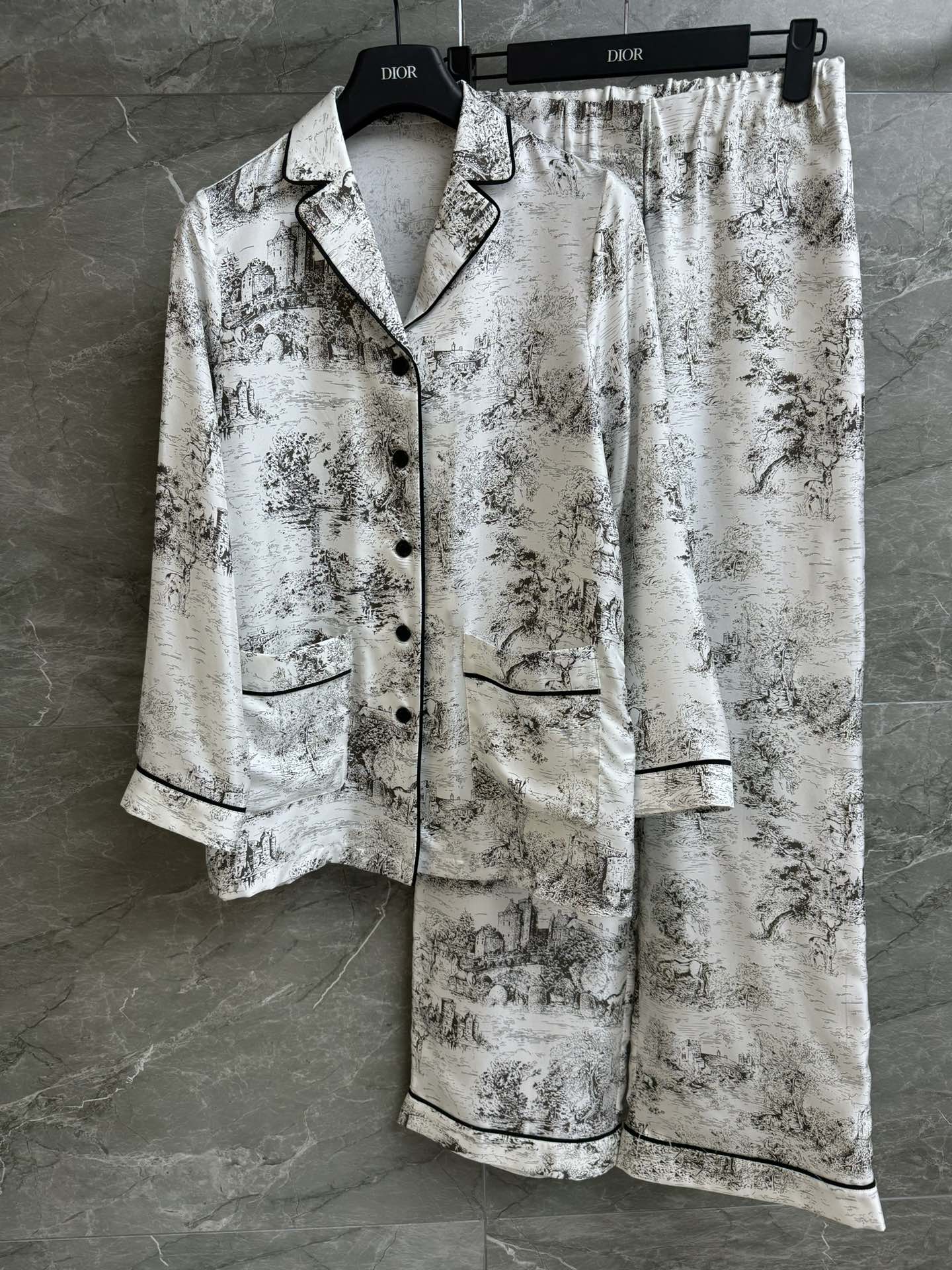 NO:321462,New early spring models are shipped. D Home Silk Printing Set 2025 Early Spring Series. Exquisite edge-contrast color design. More contoured lines are used. Black line sketch castle print pattern. Twill silk silk fabric. Comfortable and skin-friendly. Super textured. Loose style. A set of top body is casual, exquisite and lazy. Complete trademarks. Size SML/450,,dior,real silk,alexander wang.19860909早春新款出货啦 D家真丝印花套装 2025早春系列 精致包边撞色设计 更显轮廓线条感 采用黑线素描城堡印花图案 斜纹绸真丝面料 舒适亲肤 超有质感 宽松版型 一套上身休闲精致慵懒十足 商标齐全 尺码SML/450,,dior,real silk,alexander wang,Women's clothing