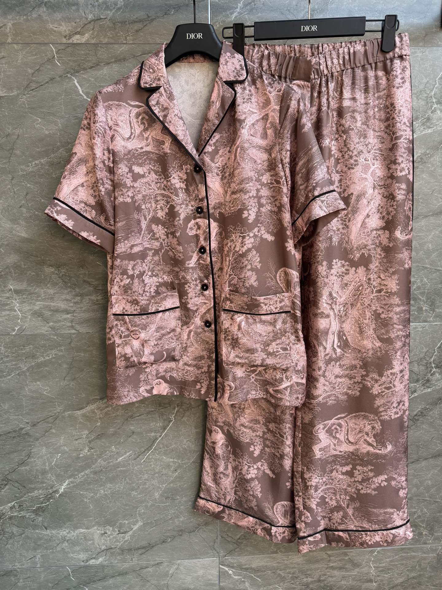 NO:326759,New spring and summer models are shipped. D home jungle silk set. Spring and summer series. Exquisite edge-contrast color design. More outlined lines are used. Jungle Ruyi printed pattern. Pink and gray color matching. Fashionable and high-end. Twill silk silk fabric. Comfortable and skin-friendly. Super texture. Loose style is not picky for people to wear. A set of exquisite and lazy upper body. Full trademark. Size SML,,dior,real silk,alexander wang.19860909春夏新款出货啦 D家丛林真丝套装 春夏系列 精致包边撞色设计 更显轮廓线条感 采用丛林茹伊印花图案 粉灰色系配色 时髦高级 斜纹绸真丝面料 舒适亲肤 超有质感 宽松版型不挑人穿 一套上身精致慵懒 商标齐全 尺码SML,,dior,real silk,alexander wang,Women's clothing