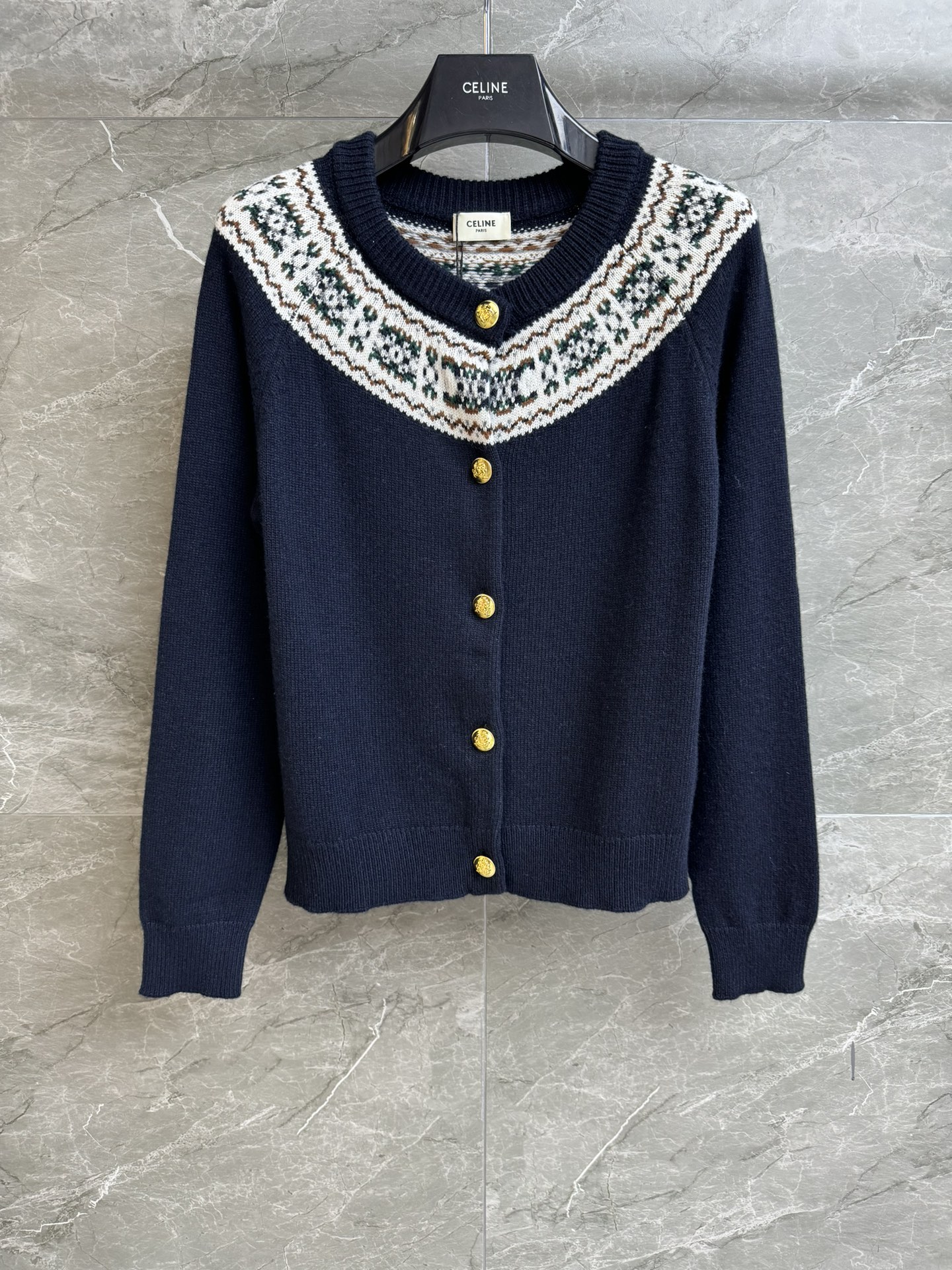 NO:323738,New early spring models are shipped CL Fair Island dark blue cardigan 2025 early spring series round neck single-breasted design retro gold buckle decoration embellishment Fair Island jacquard pattern color matching retro fashionable custom knitted fabric soft and comfortable Normal style upper body looks slim and temperament Full trademark size SML, alexander wang19860909早春新款出货啦 CL费尔岛深蓝色开衫 2025早春系列 圆领单排扣设计 复古金扣装饰点缀 费尔岛提花图案 配色复古时髦 定制针织面料 柔顺舒适 正常版型 上身显瘦又气质 商标齐全 尺码SML,,alexander wang,Women's clothing