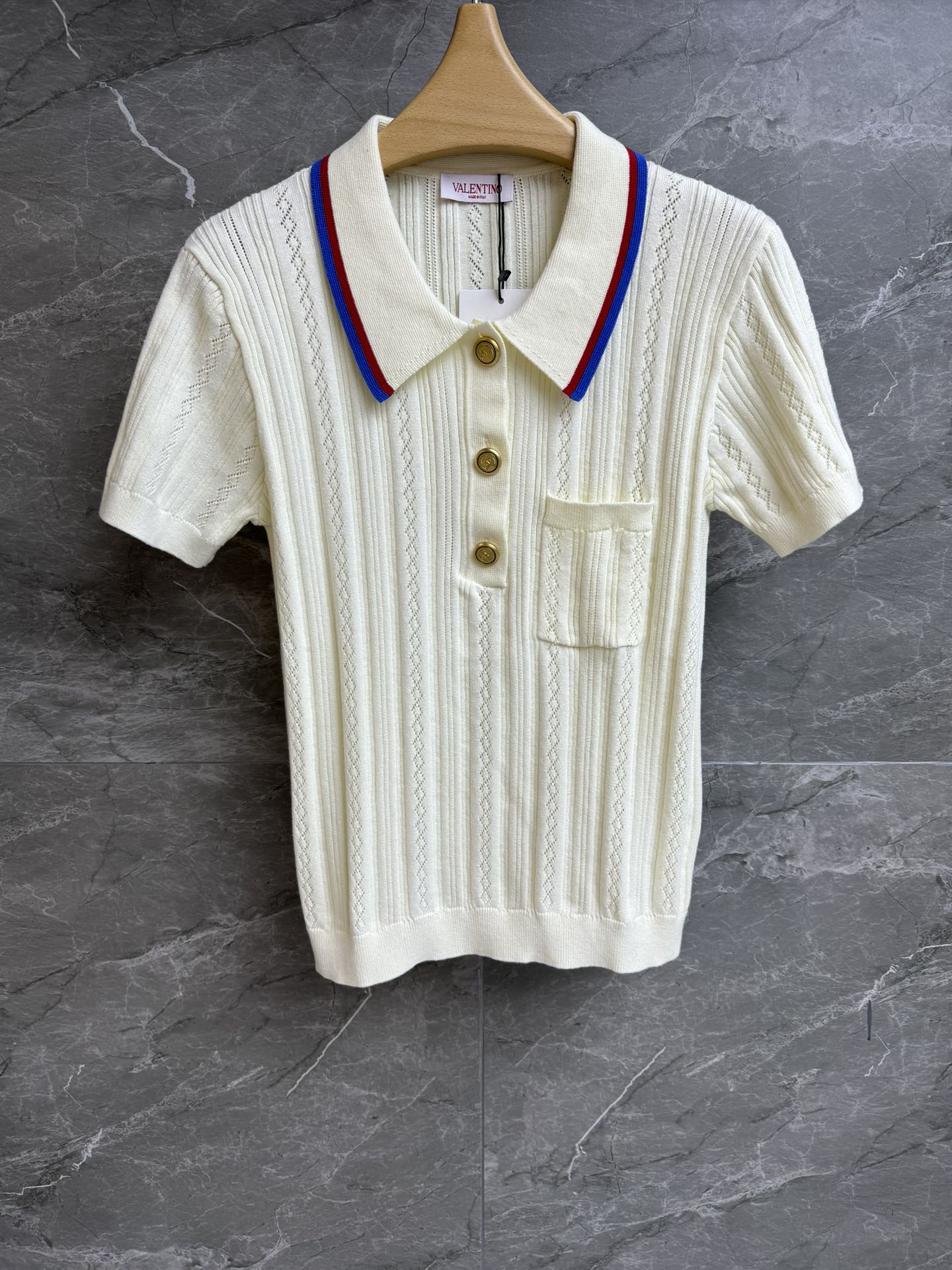 NO:322063,New early spring style is available. Valentino short-sleeved polo shirt. Early spring series. Classic polo neckline. Retro gold buckle decoration embellishment. Hollow twisted texture. Age-reducing fashionable and advanced. Cotton knitted fabric. Soft and comfortable skin-friendly. Slim fit. The upper body looks slim and temperament. Full trademark. Size SML, valentino, T-shirt, alexander wang.19860909早春新款上新啦 华伦天奴短袖polo衫 早春系列 经典polo领领口 复古金扣装饰点缀 镂空麻花纹理 减龄时髦高级 棉质针织面料 软糯舒适亲肤 修身版型 上身显瘦又气质 商标齐全 尺码SML,,valentino,T-shirt,alexander wang,Women's clothing