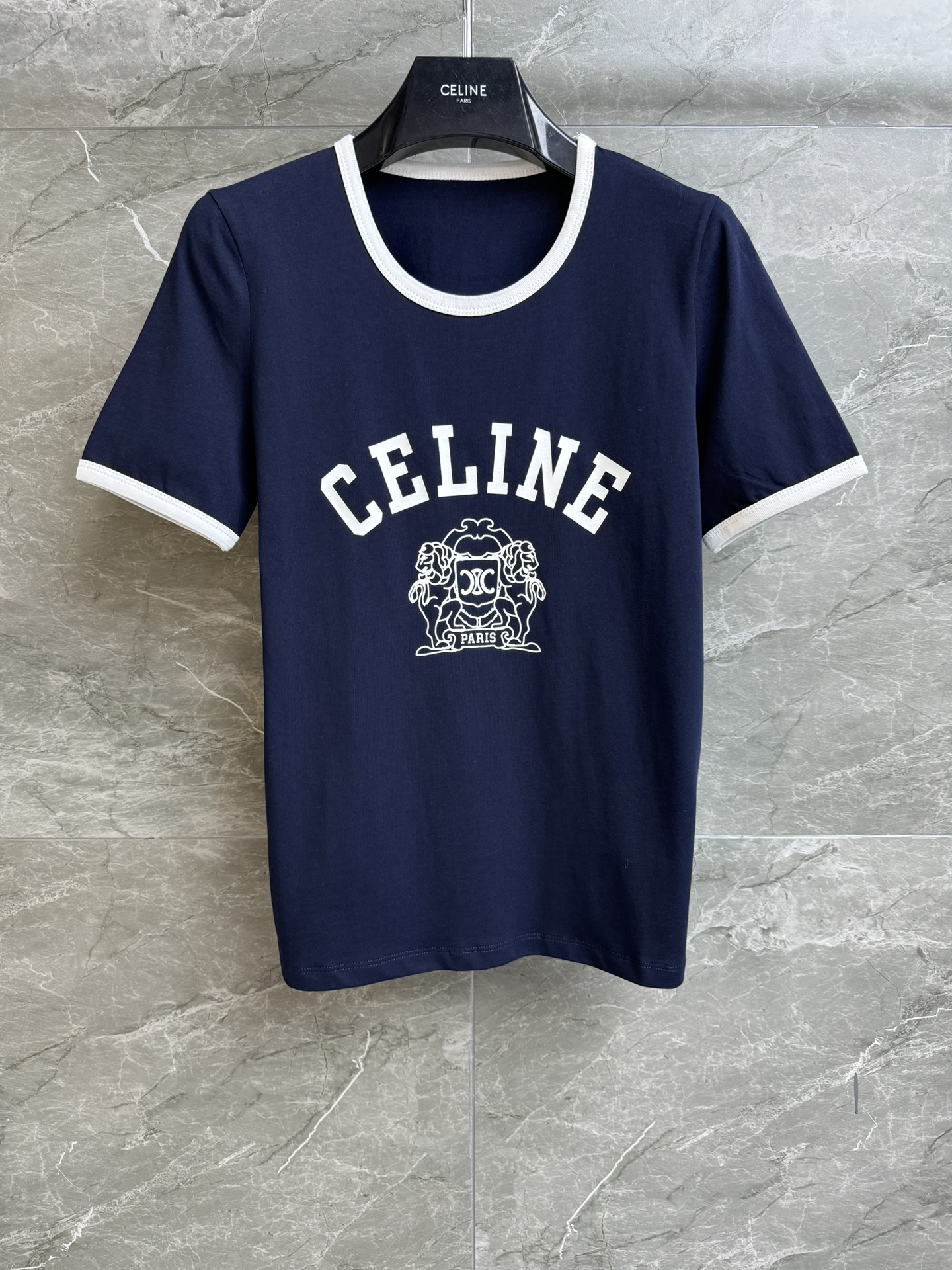 NO:322051,New spring and summer models are available. CL contrasting letter printed T-shirt Spring and summer series. Classic round neckline. Blue and white contrasting splicing. Lion Arc de Triomphe alphabet printed pattern. Simple and fashionable. Customized cotton material. Skin-friendly and comfortable and breathable. Normal style. Slim and versatile. Full trademark. Size SML,,tees, t-shirt,alexander wang.19860909春夏新款上新啦 CL撞色字母印花T恤 春夏系列 经典圆领领口 蓝白撞色拼接 狮子凯旋门字母印花图案 简约时髦 定制纯棉材质 亲肤舒适透气 正常版型 上身显瘦又百搭 商标齐全 尺码SML,,tees，t-shirt,alexander wang,Women's clothing