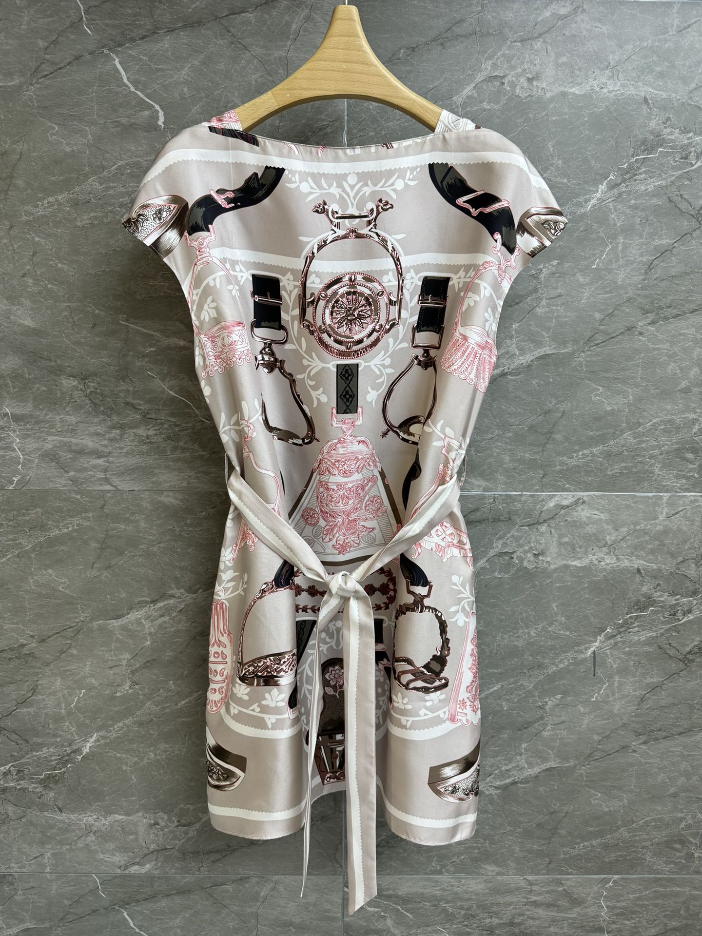 NO:322074,New spring and summer models are available. H home stirrup printing silk skirt. Spring and summer series. One-length collar design. Stirrup pattern printing. High-end and fashionable color matching. Custom twill silk fabric. Skin-friendly and comfortable. Super texture. Straight-mounted style. Slim and temperament. Full trademark. Size SML, skirts, real silk, alexander wang.19860909春夏新款上新啦 H家马镫印花真丝裙 春夏系列 一字领设计 马镫图案印花 配色高级时髦 定制斜纹绸真丝面料 亲肤舒适 超有质感 直筒版型 上身显瘦又气质 商标齐全 尺码SML,,skirts,real silk,alexander wang,Women's clothing