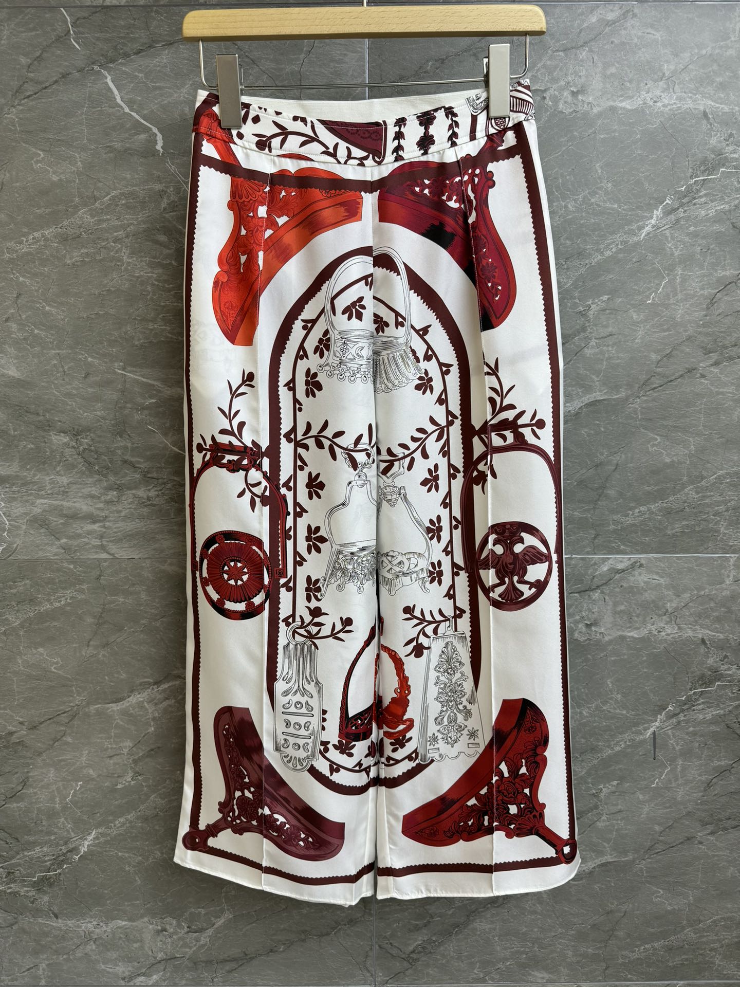 NO:323730,New spring and summer models are available. H home stirrup print silk pants. Spring and summer series. Back elastic waist design. Stirrup pattern printing. High-end and fashionable color matching. Custom twill silk fabric. Skin-friendly and comfortable. Super texture. Straight cutter pants style. Casual and lazy. Full trademark. Size SML, real silk, alexander wang.19860909春夏新款上新啦 H家马镫印花真丝裤 春夏系列 背面松紧腰头设计 马镫图案印花 配色高级时髦 定制斜纹绸真丝面料 亲肤舒适 超有质感 直筒九分裤版型 休闲慵懒 商标齐全 尺码SML,,real silk,alexander wang,Women's clothing