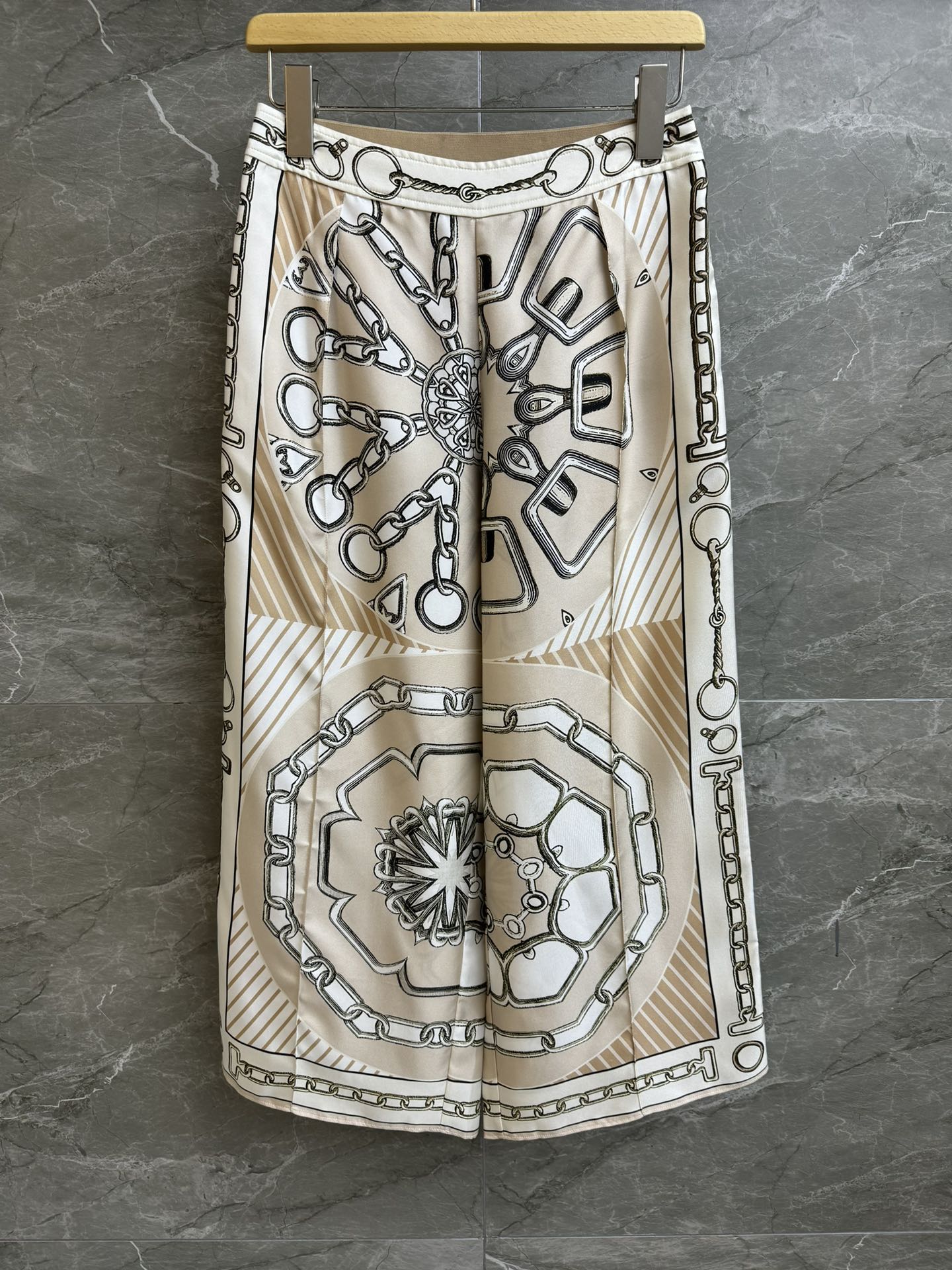 NO:323732,New spring and summer models are available. H-home printed silk cropped pants. 2025 spring and summer series. Effet Kaledoscope printed pattern. Gentle and high-end color matching. Customized crepe silk fabric. Skin-friendly and comfortable. Super texture. Straight cropped pants style. Slim and fashionable and versatile. Full trademark. Size SML, real silk, alexander wang.19860909春夏新款上新啦 H家印花真丝九分裤 2025春夏系列 后腰部配有弹力缎带 采用Effet Kaledoscope印花图案 配色温柔高级 定制双绉真丝面料 亲肤舒适 超有质感 直筒九分裤版型 显瘦时髦百搭 商标齐全 尺码SML,,real silk,alexander wang,Women's clothing