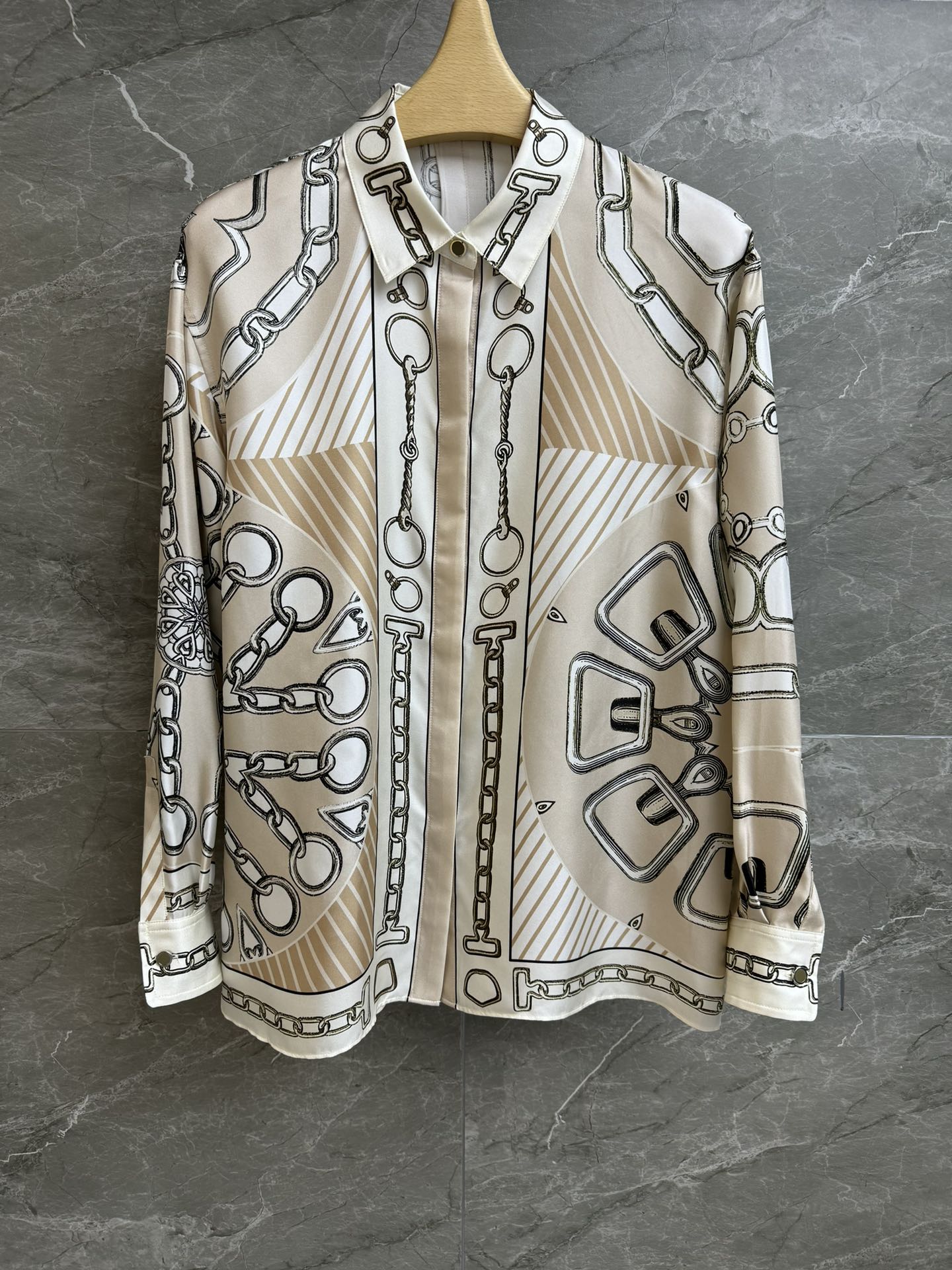 NO:322071,New spring and summer models are available. H-home printed silk shirt. Spring and summer series. Lapel neckline design. Effet Kaledoscope printed pattern. Gentle and high-end color matching. Custom twill silk fabric. Skin-friendly and comfortable. Super texture. Loose style. Slim and temperament. Full trademark. Size SML, real silk, alexander wang.19860909春夏新款上新啦 H家印花真丝衬衣 春夏系列 翻领领口设计 采用Effet Kaledoscope印花图案 配色温柔高级 定制斜纹真丝面料 亲肤舒适 超有质感 宽松版型 上身显瘦又气质 商标齐全 尺码SML,,real silk,alexander wang,Women's clothing