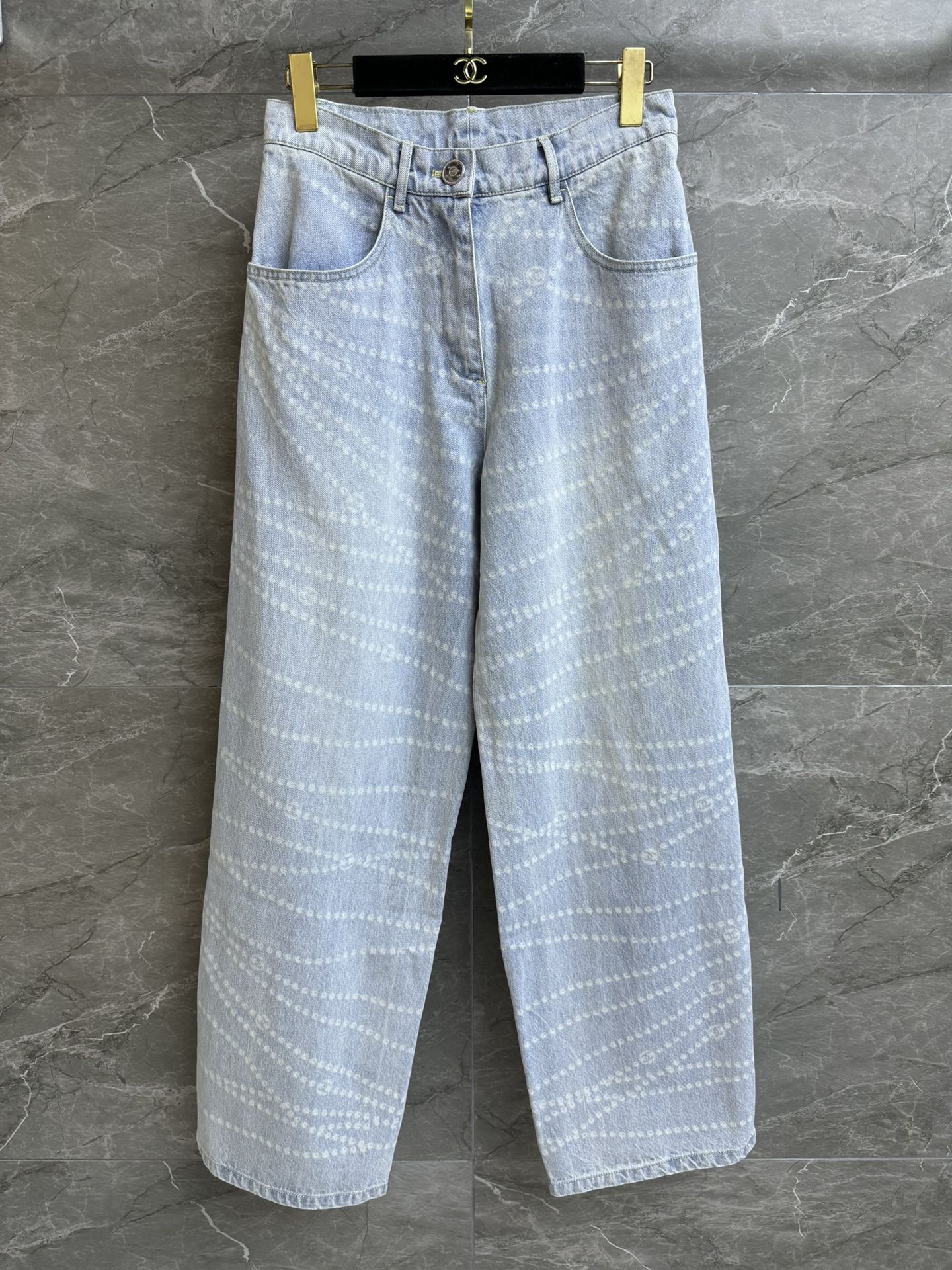 NO:322634,High-end version shipped Xiangjia pearl chain wide-leg pants 2025 spring and summer preview series Pearl chain printed pattern High-end fashionable and fashionable Customized washing denim fabric Soft and comfortable Wide-leg pants style Lazy and casual without picking on the legs Full trademark Size SML, Chanel, alexander wang19860909高版本出货啦 香家珍珠链条阔腿裤 2025春夏预告系列 珍珠链条印花图案 高级时髦洋气 定制水洗牛仔面料 柔软舒适 阔腿裤版型 慵懒随性不挑腿型 商标齐全 尺码SML,,chanel,alexander wang,Women's clothing