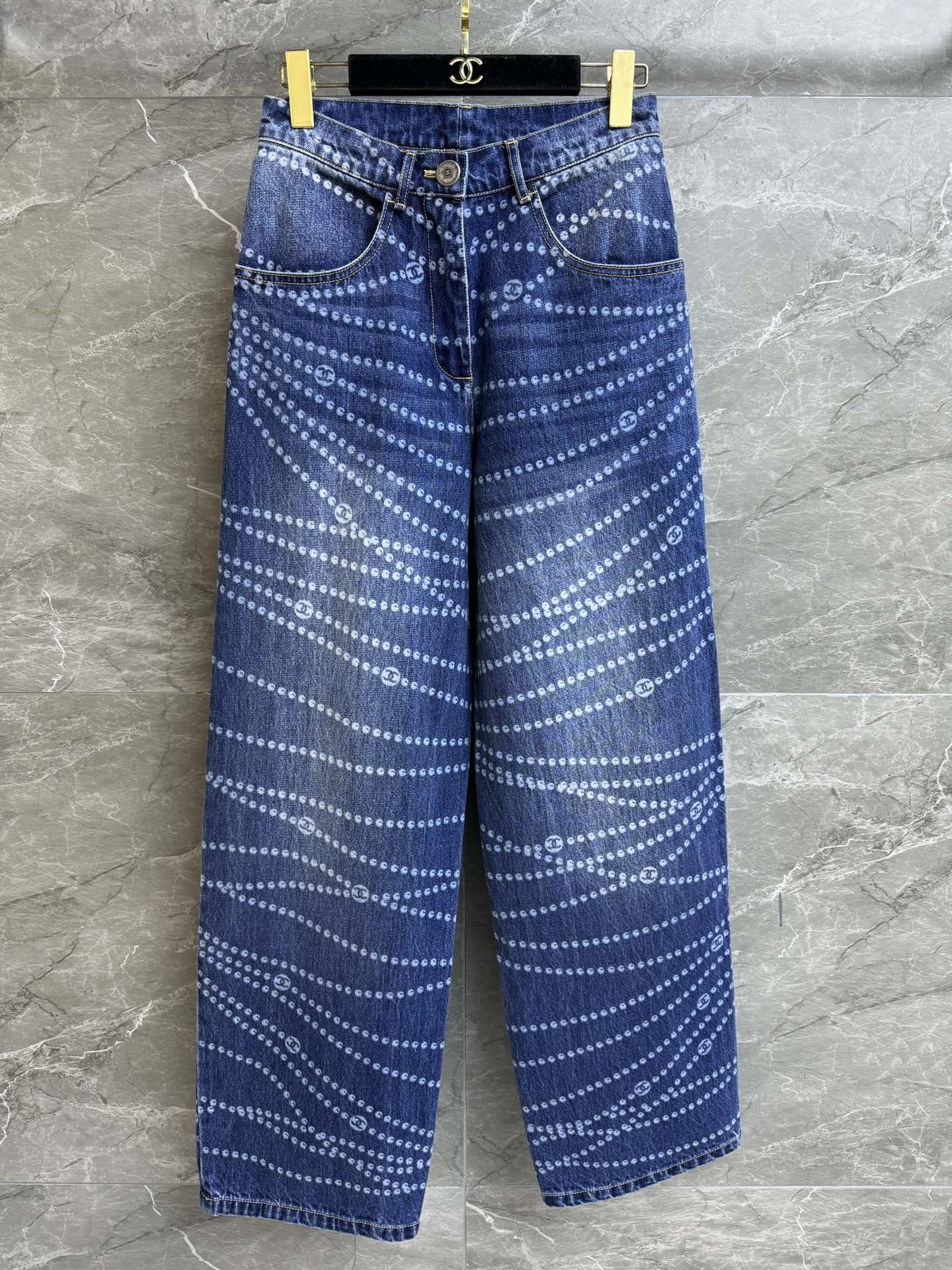 NO:322612,High-end version shipped Xiangjia pearl chain wide-leg pants 2025 spring and summer preview series Pearl chain printed pattern High-end fashionable and fashionable Customized washing denim fabric Soft and comfortable Wide-leg pants style Lazy and casual without picking on the legs Full trademark Size SML, Chanel, alexander wang19860909高版本出货啦 香家珍珠链条阔腿裤 2025春夏预告系列 珍珠链条印花图案 高级时髦洋气 定制水洗牛仔面料 柔软舒适 阔腿裤版型 慵懒随性不挑腿型 商标齐全 尺码SML,,chanel,alexander wang,Women's clothing