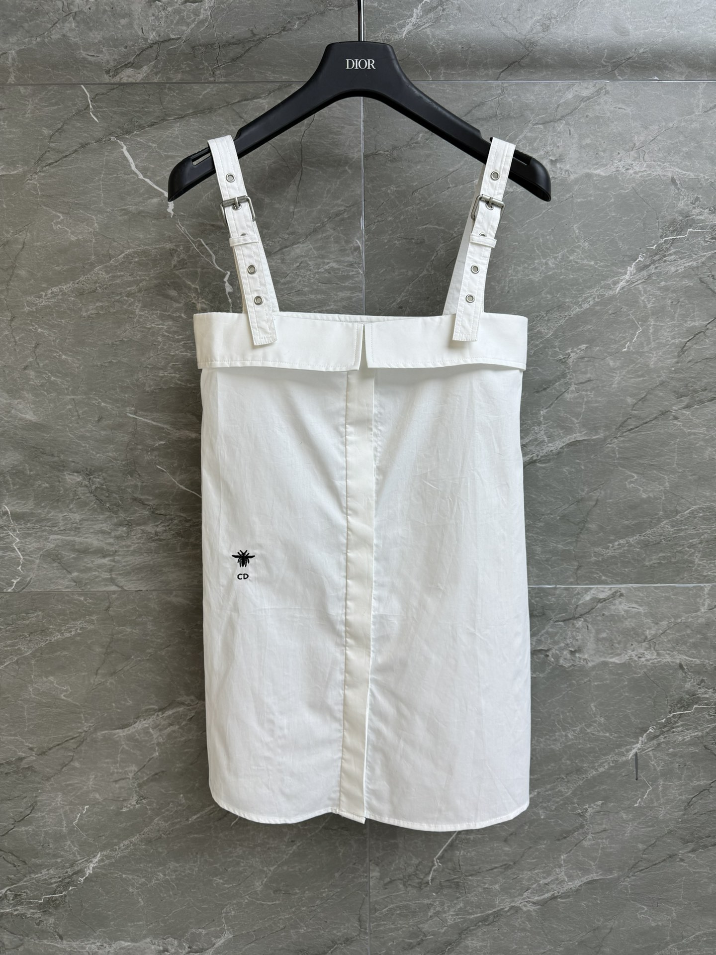 NO:322615,New spring and summer models are available!  D Home Sleeveless Sling Shirt 2025 Spring and Summer Series Adjustable buckle straps CD Bee embroidery pattern embellishment Fashionable personality Custom poplin cotton fabric Comfortable and breathable Loose style Slim and versatile upper body Full trademark Size SML, Dior, alexander wang19860909春夏新款上新啦！ D家无袖吊带衬衣 2025春夏系列 可调节搭扣肩带 CD蜜蜂刺绣图案点缀 时髦个性 定制府绸棉面料 舒适透气 宽松版型 上身显瘦又百搭 商标齐全 尺码SML,,dior,alexander wang,Women's clothing