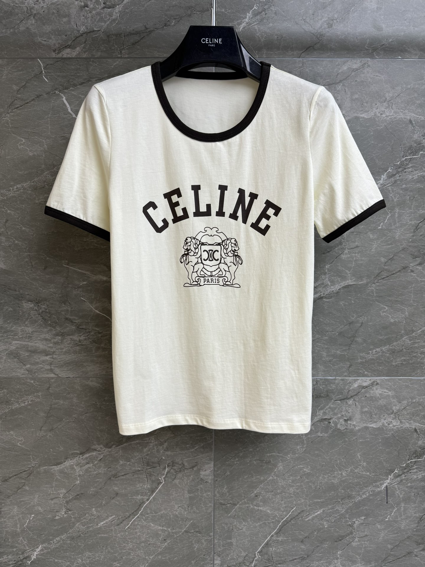 NO:322621,New spring and summer models are available. CL contrasting letter printed T-shirt 2025 spring and summer series. Classic round neck collar. Blue and white contrasting splicing. Lion Arc de Triomphe alphabet printed pattern. Simple and fashionable. Customized cotton material. Skin-friendly and comfortable and breathable. Normal style. Slim and versatile. Full trademark. Size SML,,tees, t-shirt,alexander wang.19860909春夏新款上新啦 CL撞色字母印花T恤 2025春夏系列 经典圆领领口 蓝白撞色拼接 狮子凯旋门字母印花图案 简约时髦 定制纯棉材质 亲肤舒适透气 正常版型 上身显瘦又百搭 商标齐全 尺码SML,,tees，t-shirt,alexander wang,Women's clothing