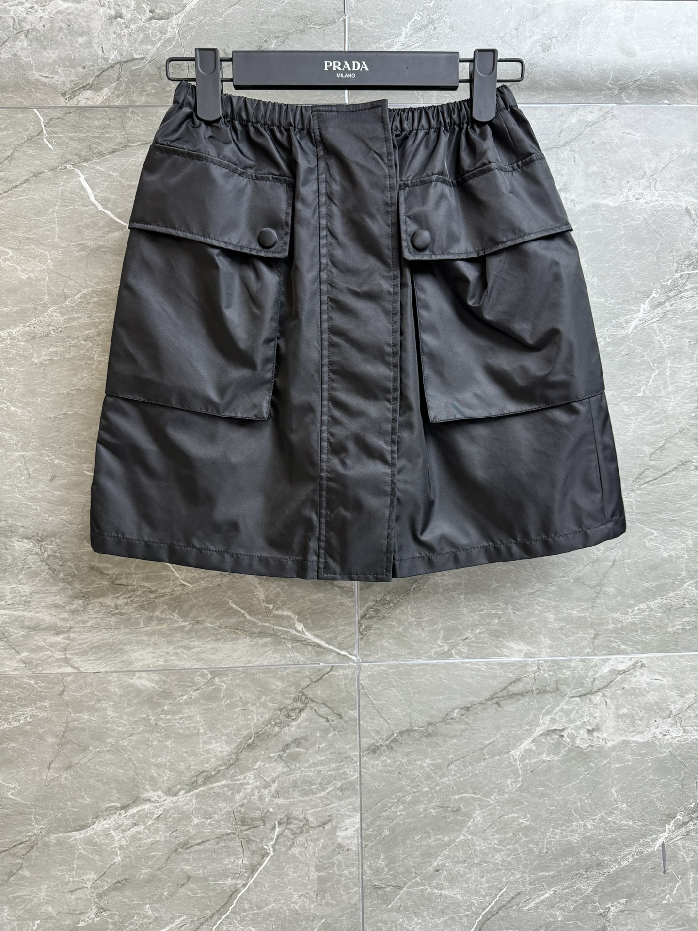 NO:322624,New spring and summer models are available. P-home nylon skirt. 2025 spring and summer series. Elastic elastic waist. Triangular logo embellishment. Workwear double pocket decoration. Sweet and cool. Handsome and fashionable. Imported recycled nylon fabric. Strong and stylish. A-line skirt style. Slim and versatile. Full trademark. Size SML,, skirts, alexander wang.19860909春夏新款上新啦 P家尼龙半裙 2025春夏系列 松紧弹力腰头 后背三角logo徽标点缀 工装双口袋装饰 甜酷帅气时髦 进口再生尼龙面料 挺阔有型 A字裙版型 上身显瘦又百搭 商标齐全 尺码SML,,skirts,alexander wang,Women's clothing