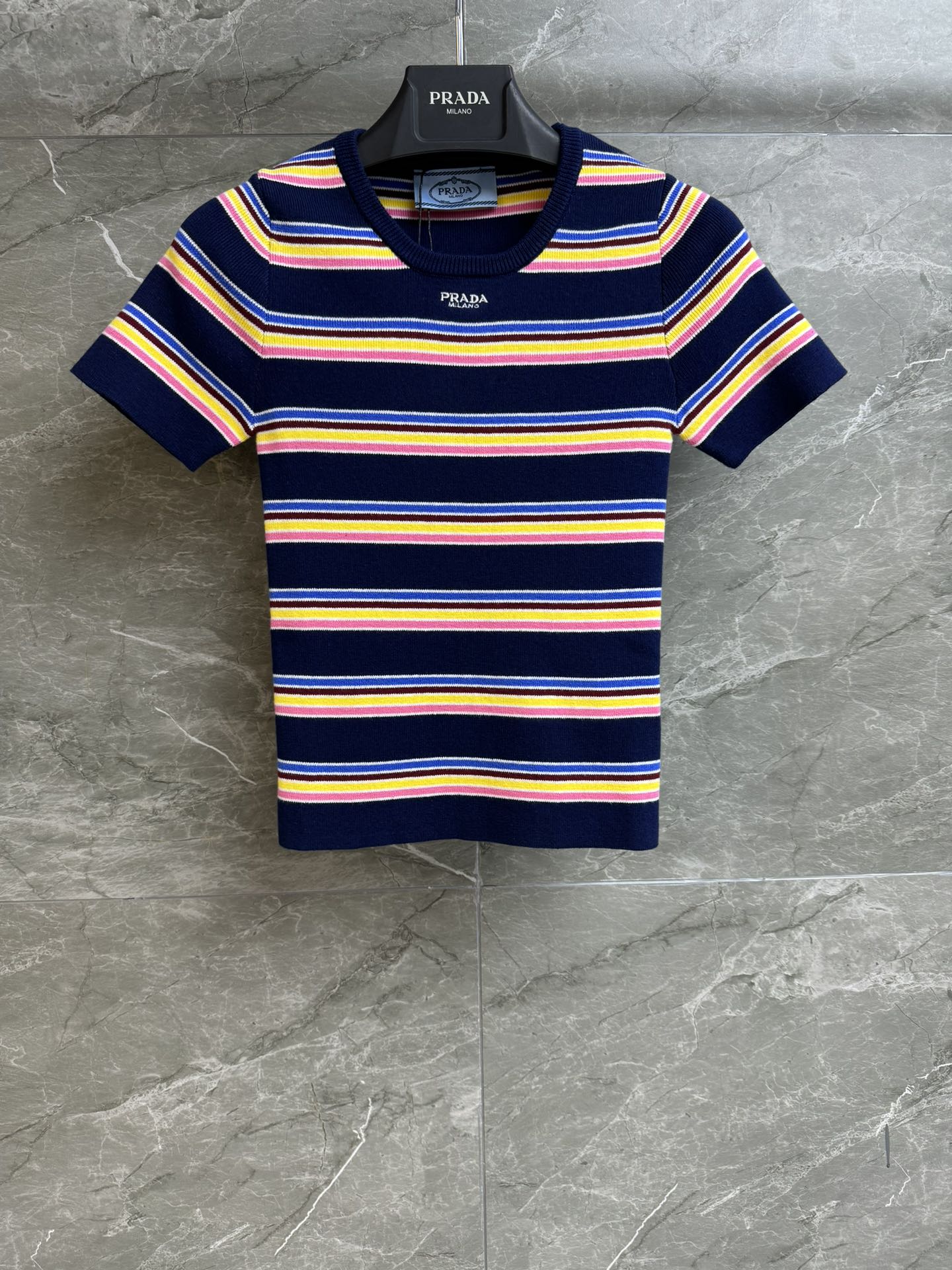 NO:322630,New spring and summer models are available. P home colored knitted short sleeves. 2025 spring and summer series. Classic round neckline. Letter logo embroidery pattern embellishment. Colorful striped color matching. Fashionable and fashionable. Cotton knitted fabric. Comfortable and breathable. Elastic slim fit. The upper body looks slim and versatile. Full trademark. Size SML, T-shirt, alexander wang.19860909春夏新款上新啦 P家彩条针织短袖 2025春夏系列 经典圆领领口 字母logo刺绣图案点缀 彩色条纹配色 时髦洋气 棉质针织面料 舒适透气 弹力修身版型 上身显瘦又百搭 商标齐全 尺码SML,,T-shirt,alexander wang,Women's clothing