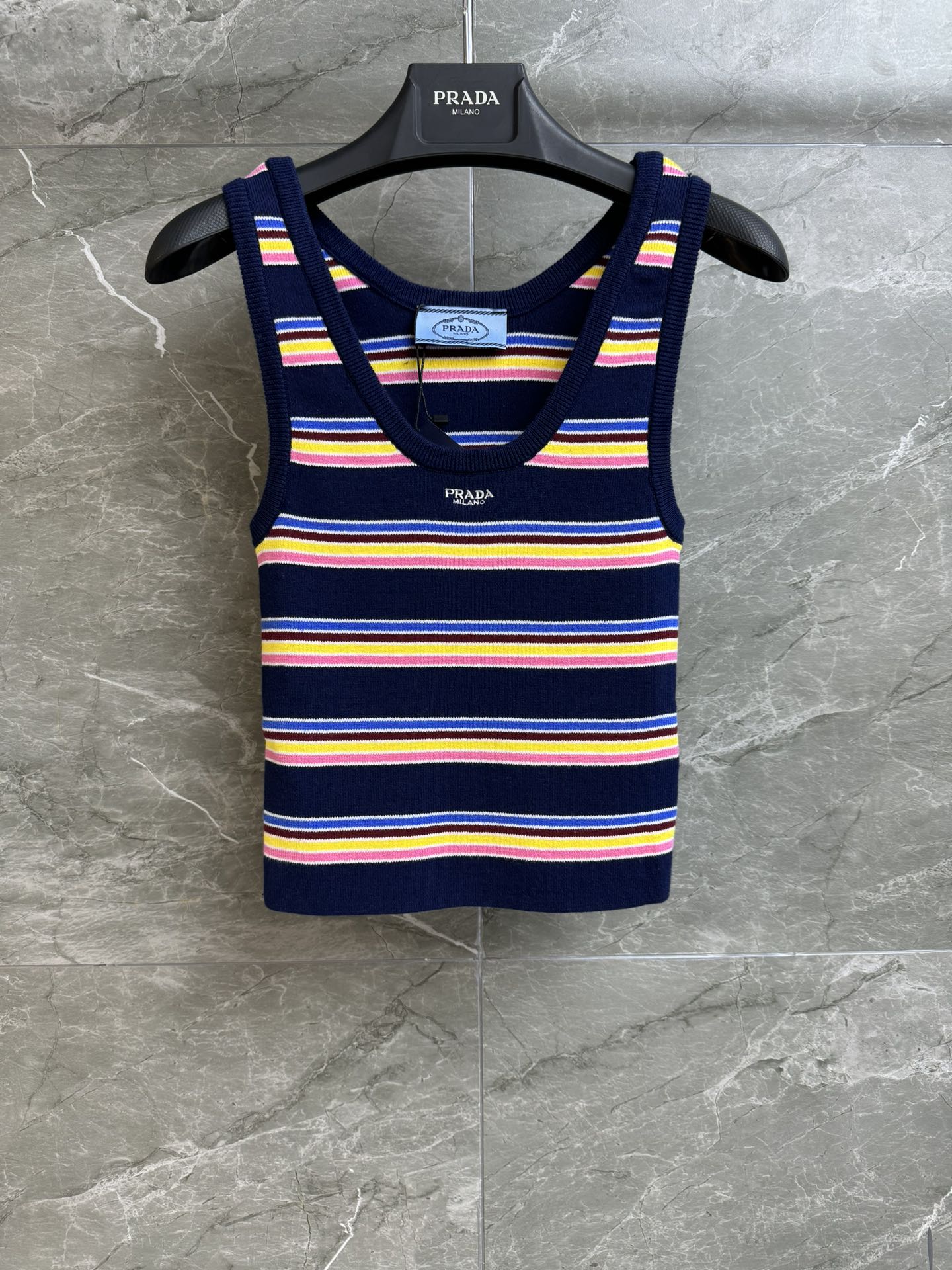 NO:322636,New spring and summer models are available. P home color striped vest 2025 spring and summer series. All-match U-neck. Letter logo embroidery pattern embellishment. Colorful striped color matching. Fashionable and fashionable. Cotton knitted fabric. Comfortable and breathable. Elastic slim fit. The upper body looks slim and temperament. Full trademark. Size SML,,alexander wang.19860909春夏新款上新啦 P家彩色条纹背心 2025春夏系列 百搭U字领口 字母logo刺绣图案点缀 彩色条纹配色 时髦洋气 棉质针织面料 舒适透气 弹力修身版型 上身显瘦又气质 商标齐全 尺码SML,,alexander wang,Women's clothing