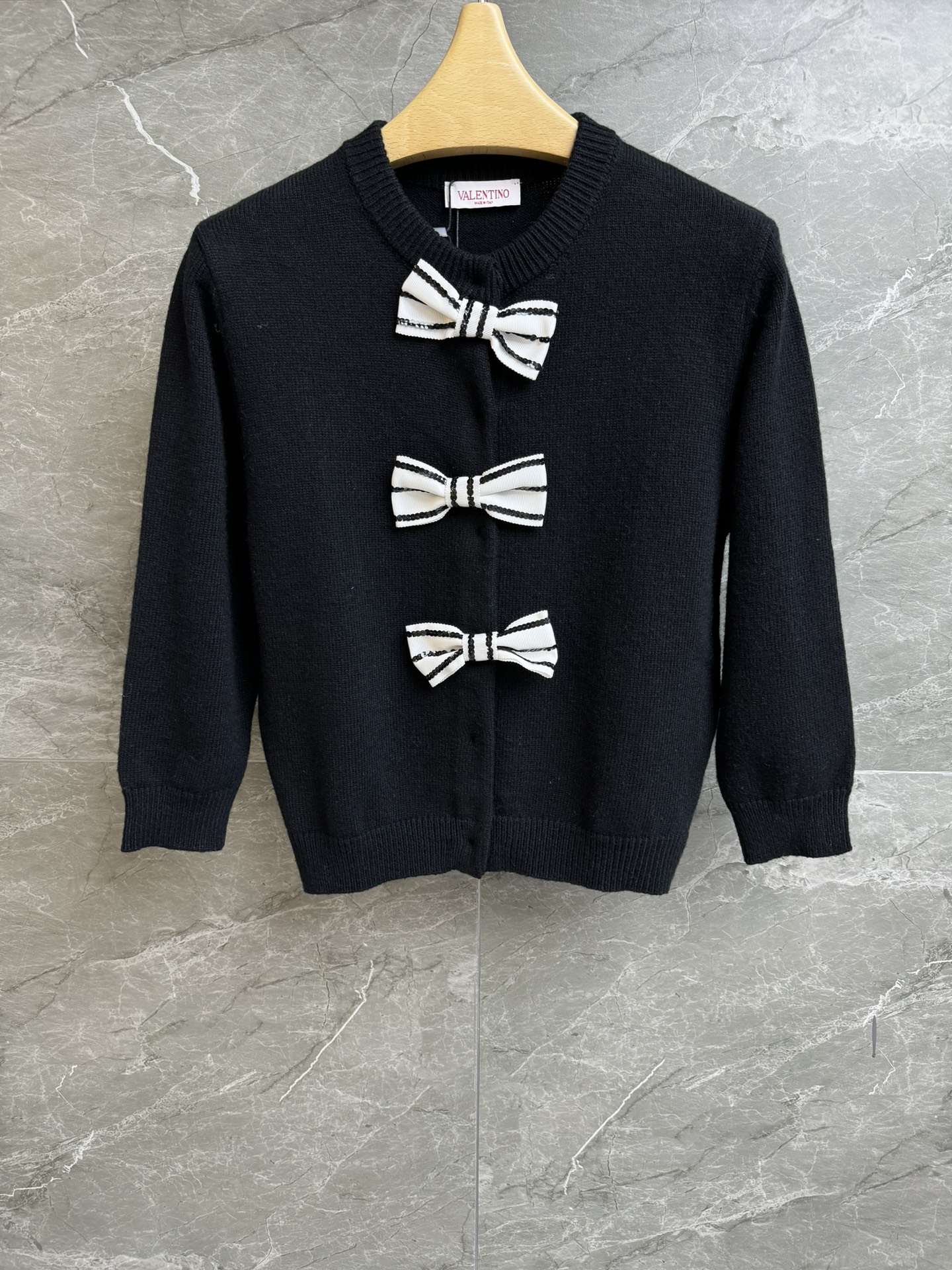 NO:322613,New early spring style is available. Valentino bow cardigan. 2025 early spring series. Round neck and quarter sleeve design. Three-dimensional bow decoration. Exquisite sweet and age-reducing. Wool knitted fabric. Soft and comfortable. Short style. Slim and temperament on the upper body. Full trademark. Size SML, valentino, alexander wang.19860909早春新款上新啦 华伦天奴蝴蝶结开衫 2025早春系列 圆领七分袖设计 立体蝴蝶结装饰 精致甜美减龄 羊毛针织面料 柔软舒适 短款版型 上身显瘦又气质 商标齐全 尺码SML,,valentino,alexander wang,Women's clothing