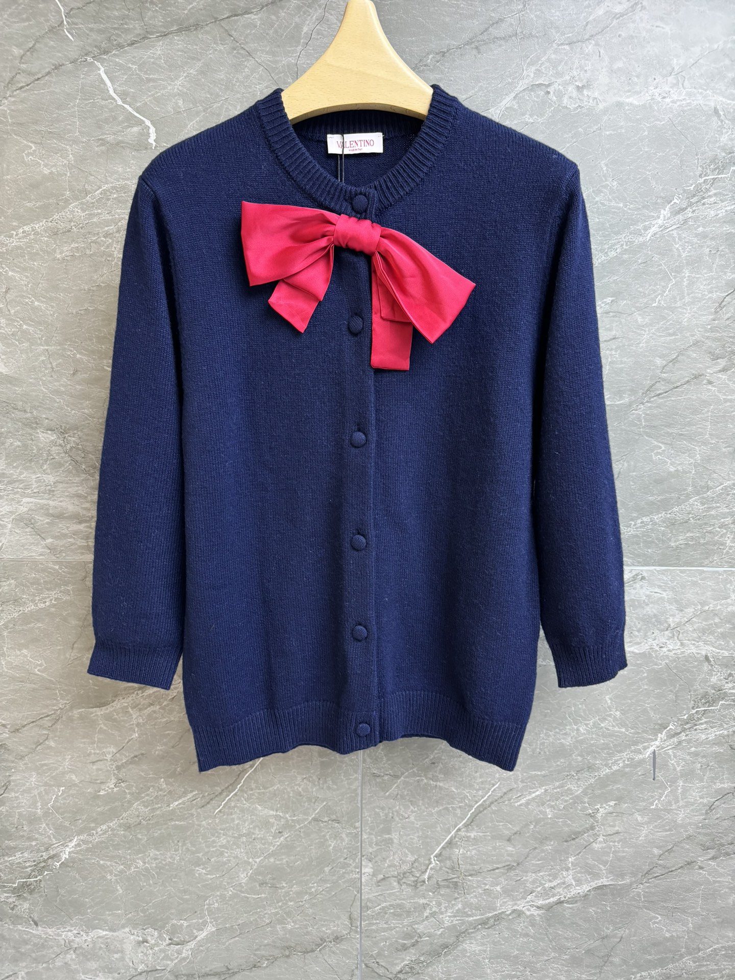 NO:322619,New early spring style is available. Valentino bow cardigan. 2025 spring and summer series. Round neck single-breasted design. Pink silk satin bow decoration. Exquisite and sweet age-reducing. Wool knitted fabric. Soft and comfortable. Normal style. Slim and temperament on the upper body. Full trademark. Size SML, valentino, alexander wang.19860909早春新款上新啦 华伦天奴蝴蝶结开衫 2025春夏系列 圆领单排扣设计 粉色丝缎蝴蝶结装饰 精致甜美减龄 羊毛针织面料 柔软舒适 正常版型 上身显瘦又气质 商标齐全 尺码SML,,valentino,alexander wang,Women's clothing