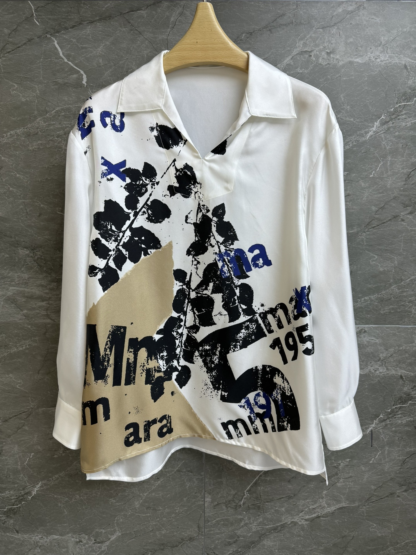 NO:322622,New models for early spring are available. Max silk-print shirt. 2025 early spring series. Lapel neckline design. The predecessor is printed with abstract artistic patterns. Personalized and fashionable and high-end. Recognizable. Custom twill silk fabric. Silky and skin-friendly. Very vertical. Loose style. The upper body looks slim and temperament. Full trademark. Size SML, real silk, alexander wang.19860909早春新款上新啦 Max真丝印花衬衣 2025早春系列 翻领领口设计 前身印有抽象艺术图案 个性时髦高级 具有辨识度 定制斜纹真丝面料 丝滑亲肤 很有垂直感 宽松版型 上身显瘦又气质 商标齐全 尺码SML,,real silk,alexander wang,Women's clothing