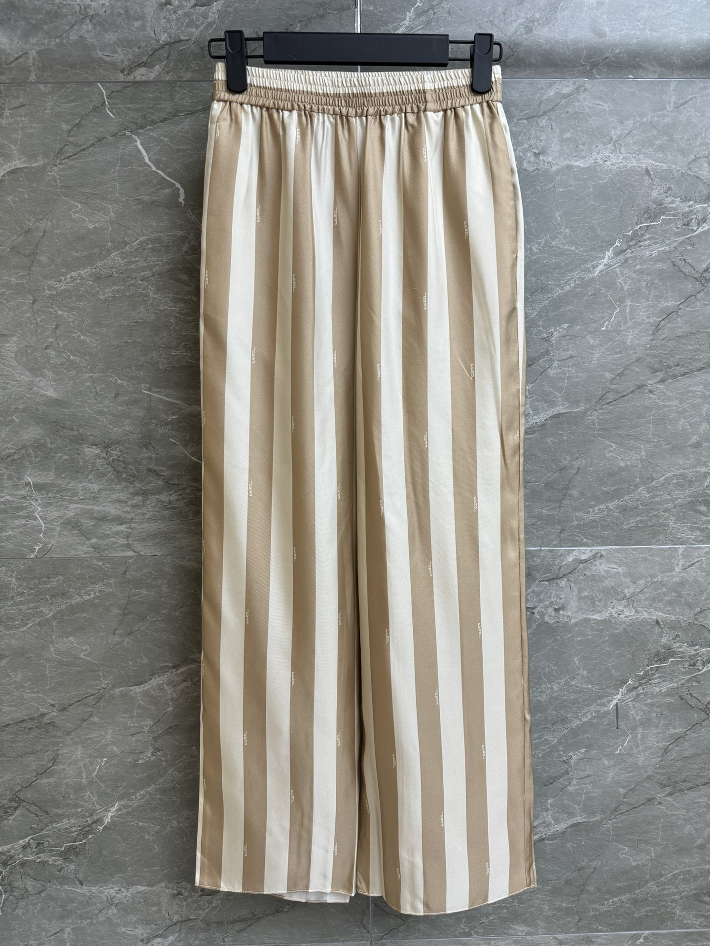 NO:322628,New early spring style is available. FD striped silk pants. Spring and summer series. Elastic elastic waist. Striped logo print. Milk tea color matching. Fashionable and high-end custom twill silk fabric. Comfortable and skin-friendly and textured. High-waist wide-leg pants style. Lazy and casual and not picky. Full trademark. Size SML, real silk, alexander wang.19860909早春新款上新啦 FD条纹真丝裤 春夏系列 松紧弹力腰头 条纹logo印花图案 奶茶色配色时髦高级 定制斜纹真丝面料 舒适亲肤有质感 高腰阔腿裤版型 慵懒随意不挑人 商标齐全 尺码SML,,real silk,alexander wang,Women's clothing