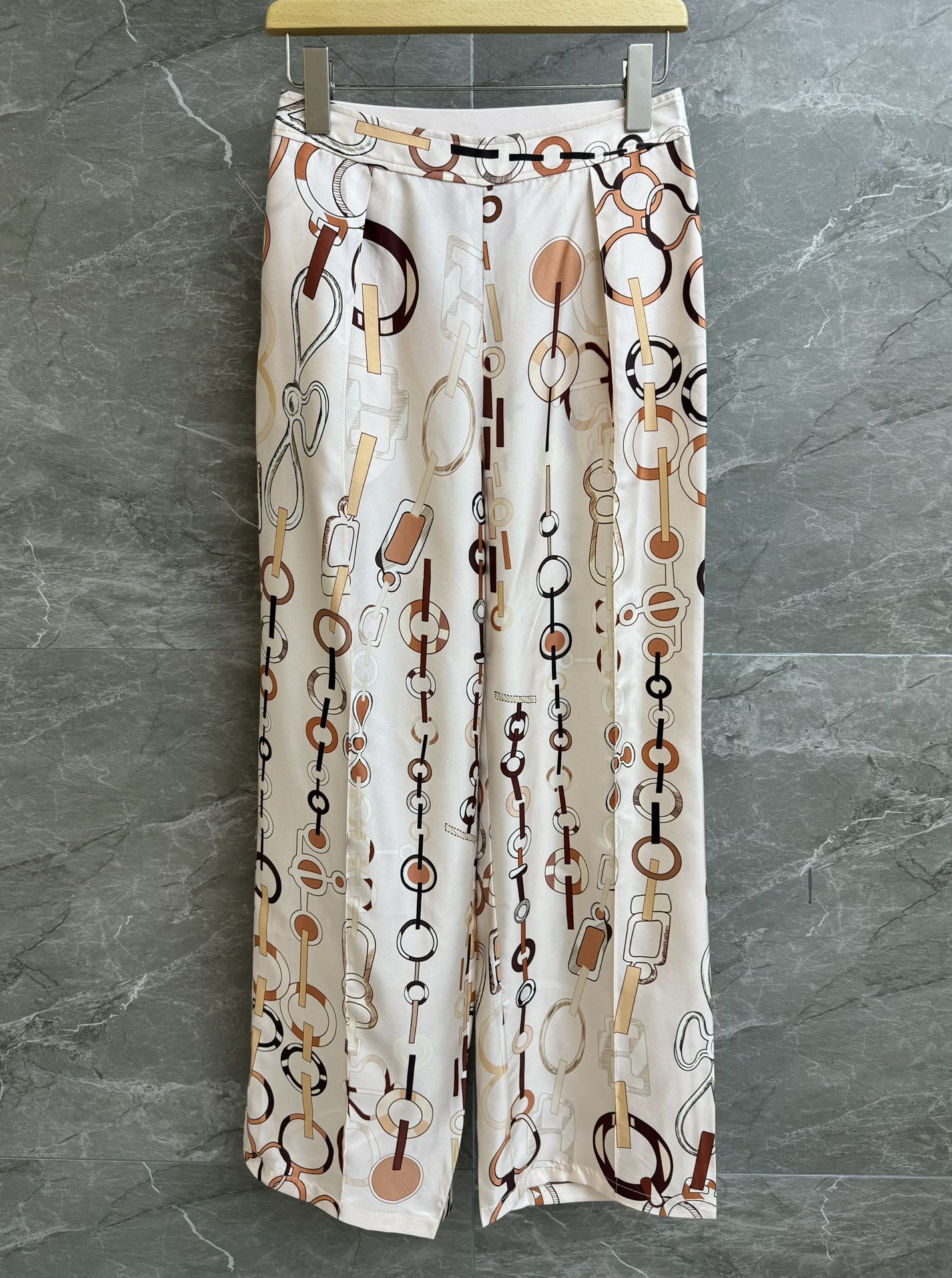 NO:323734,New spring and summer models are available. H-home buckle printed silk pants. Spring and summer series. Rear elastic waist design. Do Re Boucles printed pattern. Gentle and high-end color matching. Custom twill silk fabric. Skin-friendly and comfortable and droopy feel. Loose style is not picky for people to wear. Casual and lazy and versatile. Full trademark. Size SML, real silk, alexander wang.19860909春夏新款上新啦 H家扣环印花真丝裤 春夏系列 背面松紧腰头设计 采用Do Re Boucles印花图案 配色温柔高级 定制斜纹真丝面料 亲肤舒适有垂感 宽松版型不挑人穿 休闲慵懒百搭 商标齐全 尺码SML,,real silk,alexander wang,Women's clothing