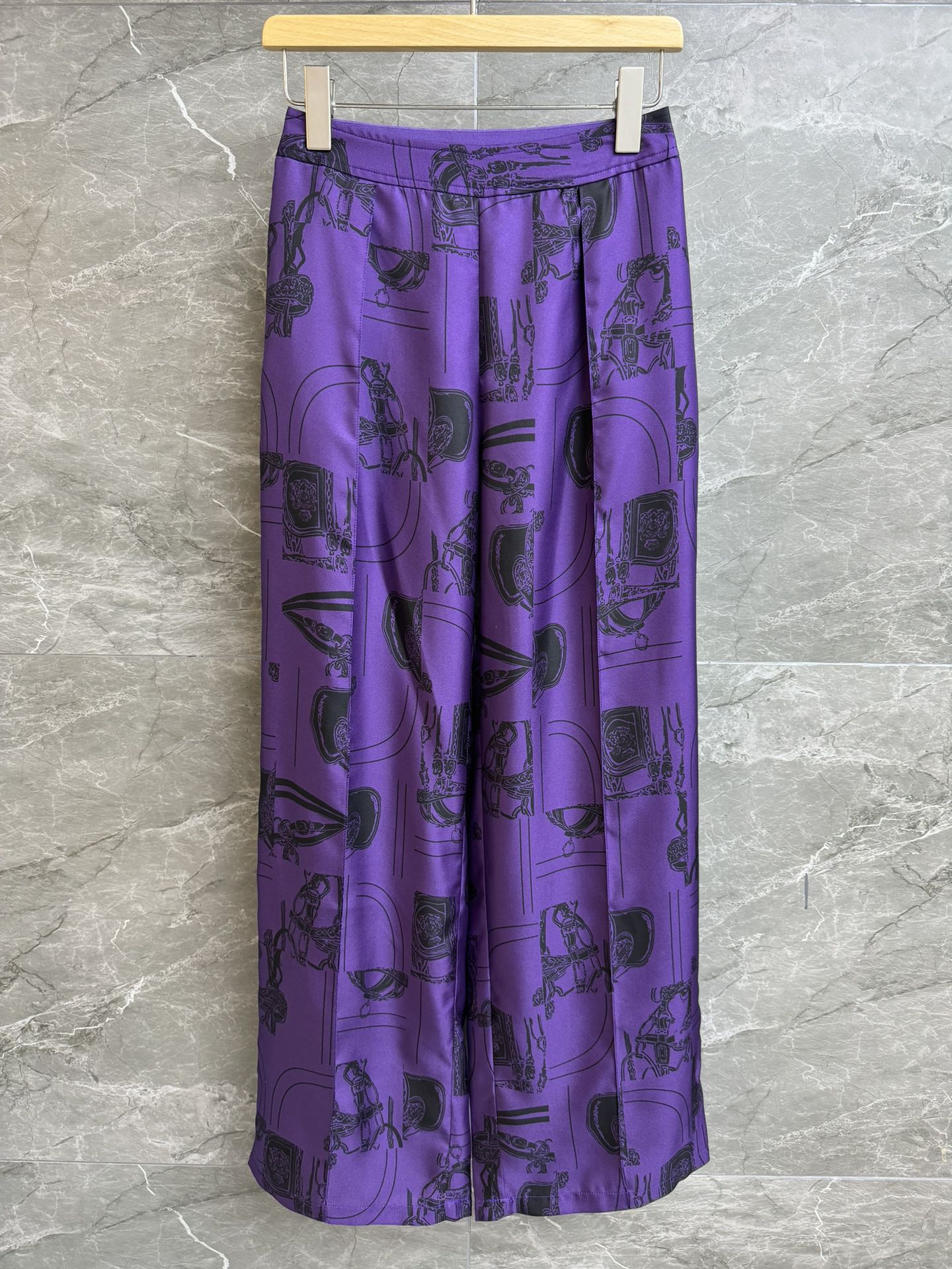 NO:322635,New spring and summer models are available. H home purple silk pants. 2025 spring and summer series. Elastic ribbon at the back waist. En Desordre Finesse printed pattern. Purple color matching is very high-end. Custom twill silk fabric. Skin-friendly and comfortable. Super texture. Straight loose style. Slim and fashionable. Full trademark. Size SML, real silk, alexander wang.19860909春夏新款上新啦 H家紫色真丝裤 2025春夏系列 后腰部配有弹力缎带 采用En Desordre Finesse印花图案 紫色配色高级感十足 定制斜纹真丝面料 亲肤舒适 超有质感 直筒宽松版型 上身显瘦又时髦 商标齐全 尺码SML,,real silk,alexander wang,Women's clothing