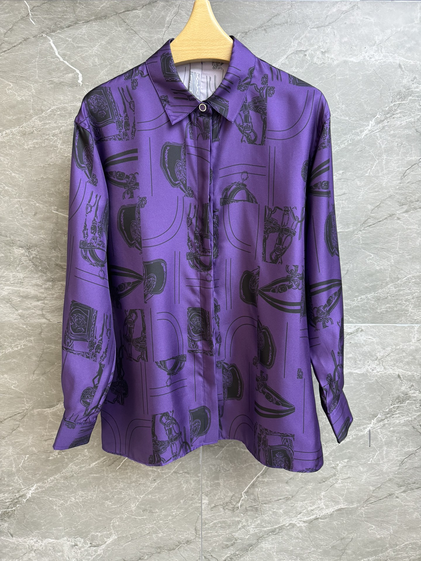 NO:322638,New spring and summer models are available. H home purple silk shirt. 2025 spring and summer series. Temperament lapel design. En Desordre Finesse printed pattern. Purple color matching is full of high-end custom twill silk fabric. Skin-friendly and comfortable. Super textured. Loose style. Slim and fashionable. Full trademark. Size SML, real silk, alexander wang.19860909春夏新款上新啦 H家紫色真丝衬衣 2025春夏系列 气质翻领设计 采用En Desordre Finesse印花图案 紫色配色高级感十足 定制斜纹真丝面料 亲肤舒适 超有质感 宽松版型 上身显瘦又时髦 商标齐全 尺码SML,,real silk,alexander wang,Women's clothing