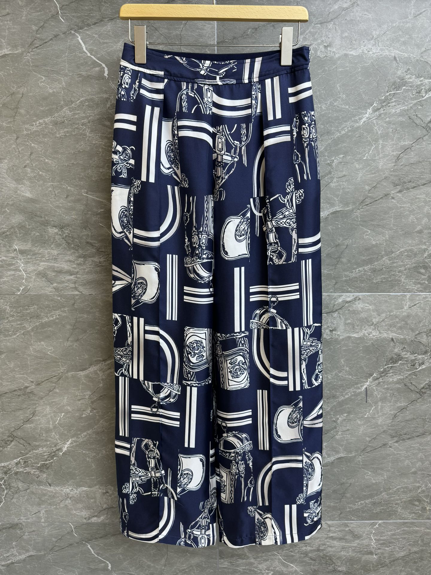 NO:322640,New spring and summer models are available. H-home printed silk pants. 2025 spring and summer series. Elastic ribbon is included at the back waist. En Desordre Finesse printed pattern. Fashionable and high-end color matching. Custom twill silk fabric. Skin-friendly and comfortable and draped. Straight loose fit. Slim and versatile upper body. Full trademark. Size SML, real silk, alexander wang.19860909春夏新款上新啦 H家印花真丝裤 2025春夏系列 后腰部配有弹力缎带 采用En Desordre Finesse印花图案 配色时髦高级 定制斜纹真丝面料 亲肤舒适有垂感 直筒宽松版型 上身显瘦又百搭 商标齐全 尺码SML,,real silk,alexander wang,Women's clothing