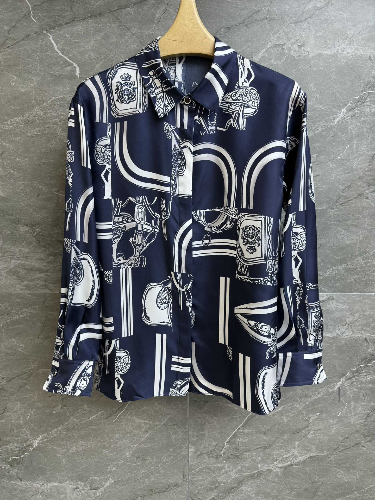 NO:322641,New spring and summer models are available. H-home printed silk shirt. 2025 spring and summer series. Single-breasted design. En Desordre Finesse printed pattern. Fashionable and high-end color matching. Custom twill silk fabric. Skin-friendly and comfortable and droopy. Loose style. Slim and temperament on the upper body. Full trademark. Size SML, real silk, alexander wang.19860909春夏新款上新啦 H家印花真丝衬衣 2025春夏系列 翻单单排扣设计 采用En Desordre Finesse印花图案 配色时髦高级 定制斜纹真丝面料 亲肤舒适有垂感 宽松版型 上身显瘦又气质 商标齐全 尺码SML,,real silk,alexander wang,Women's clothing