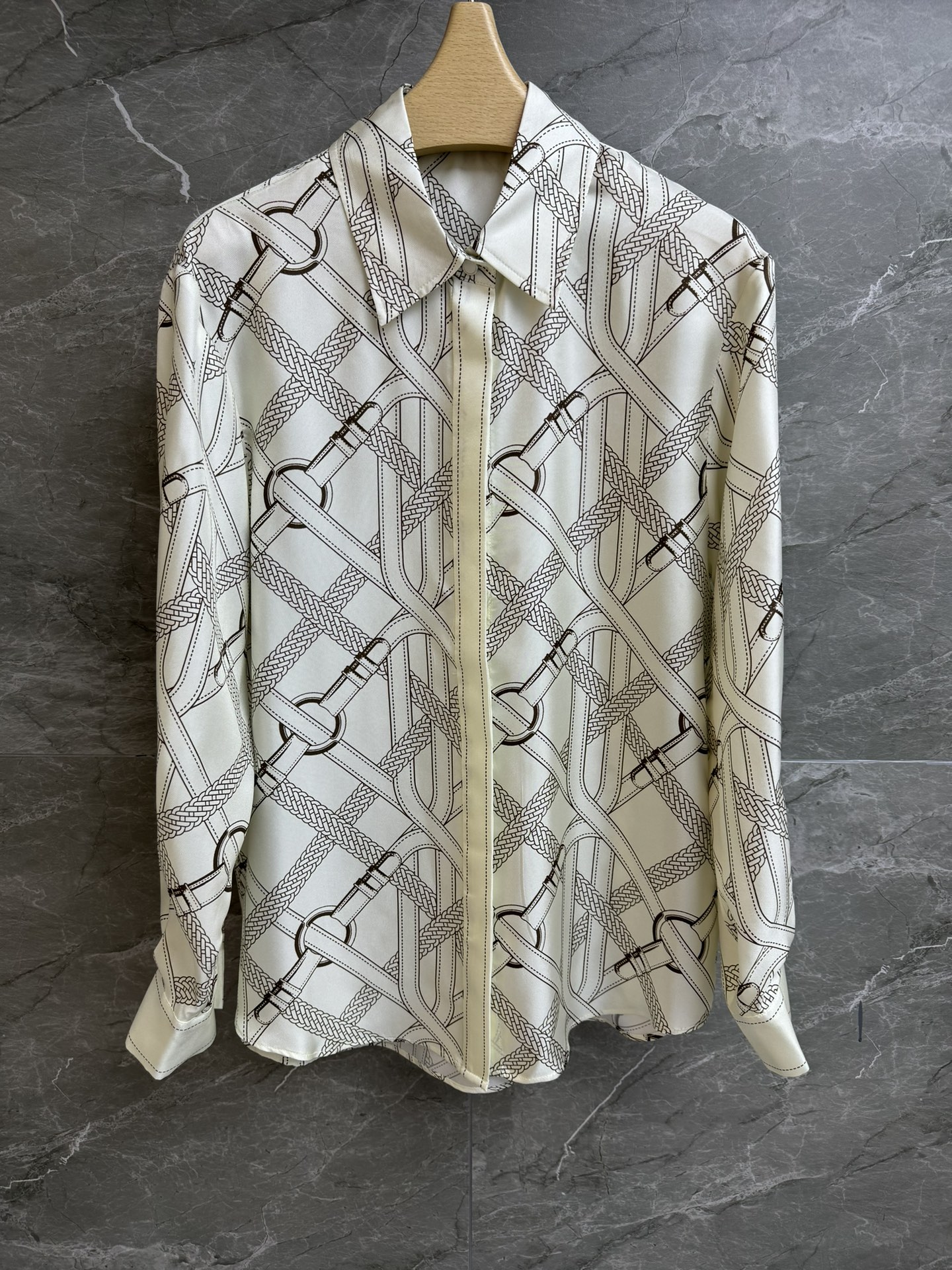 NO:322643,New spring and summer models are available. H-home buckle silk shirt. 2025 spring and summer series. Lapel neckline design. Use buckle chain printed pattern. Fashionable and high-end color matching. Custom twill silk fabric. Skin-friendly and comfortable and droopy. Loose style. Slim and temperament on the upper body. Full trademark. Size SML, real silk, alexander wang.19860909春夏新款上新啦 H家扣环真丝衬衣 2025春夏系列 翻领领口设计 采用环扣链条印花图案 配色时髦高级 定制斜纹真丝面料 亲肤舒适有垂感 宽松版型 上身显瘦又气质 商标齐全 尺码SML,,real silk,alexander wang,Women's clothing