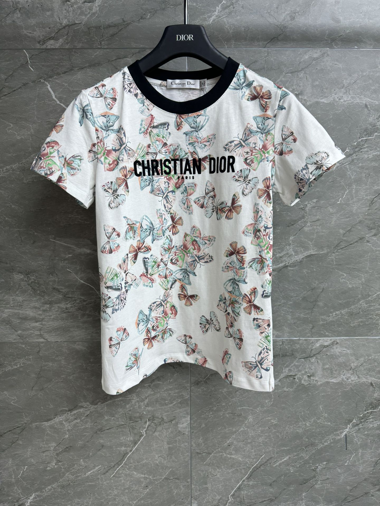 NO:323141,New spring and summer models are available. D home butterfly printed T-shirt 2025 spring and summer series. Round neckline contrasting collar. Three-dimensional flocking logo   butterfly printed pattern. Agile and romantic. Imported pure cotton fabric. Soft and comfortable skin-friendly. Normal style. Slim and temperament on the upper body. Full trademark. Size SML,,dior,tees, t-shirt,alexander wang.19860909春夏新款上新啦 D家蝴蝶印花T恤 2025春夏系列 圆领撞色领口 立体植绒logo 蝴蝶印花图案 灵动浪漫 进口纯棉面料 柔软舒适亲肤 正常版型 上身显瘦又气质 商标齐全 尺码SML,,dior,tees，t-shirt,alexander wang,Women's clothing
