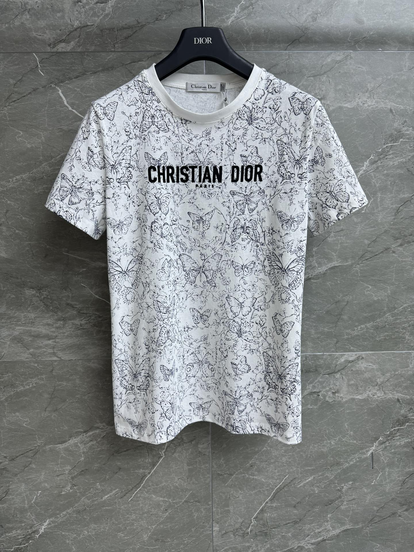 NO:323144,New spring and summer models are available. D home butterfly printed T-shirt 2025 spring and summer series. Round neckline design. Full printed butterfly pattern. Three-dimensional flocking logo embellishment. Retro and high-end imported cotton fabric. Comfortable and skin-friendly. Normal style. Slim and temperament on the upper body. Full trademark. Size SML,,dior,tees, t-shirt,alexander wang.19860909春夏新款上新啦 D家蝴蝶印花T恤 2025春夏系列 圆领领口设计 满印蝴蝶图案 立体植绒logo点缀 复古高级 进口纯棉面料 舒适亲肤 正常版型 上身显瘦又气质 商标齐全 尺码SML,,dior,tees，t-shirt,alexander wang,Women's clothing