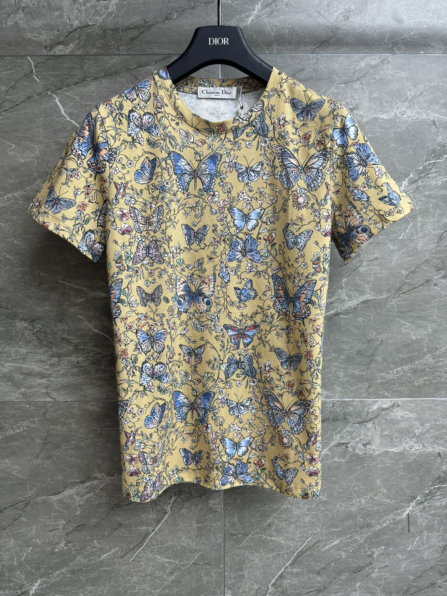 NO:323147,New spring and summer models are available. D home blue butterfly T-shirt 2025 spring and summer series. Round neckline design. Full color butterfly print pattern. Fantasy and gorgeous. Imported cotton fabric. Soft and comfortable skin-friendly. Normal style. Slim and temperament on the upper body. Full trademark. Size SML,,dior,tees, t-shirt,alexander wang.19860909春夏新款上新啦 D家蓝色蝴蝶T恤 2025春夏系列 圆领领口设计 满幅彩色蝴蝶印花图案 梦幻绚烂 进口纯棉面料 柔软舒适亲肤 正常版型 上身显瘦又气质 商标齐全 尺码SML,,dior,tees，t-shirt,alexander wang,Women's clothing