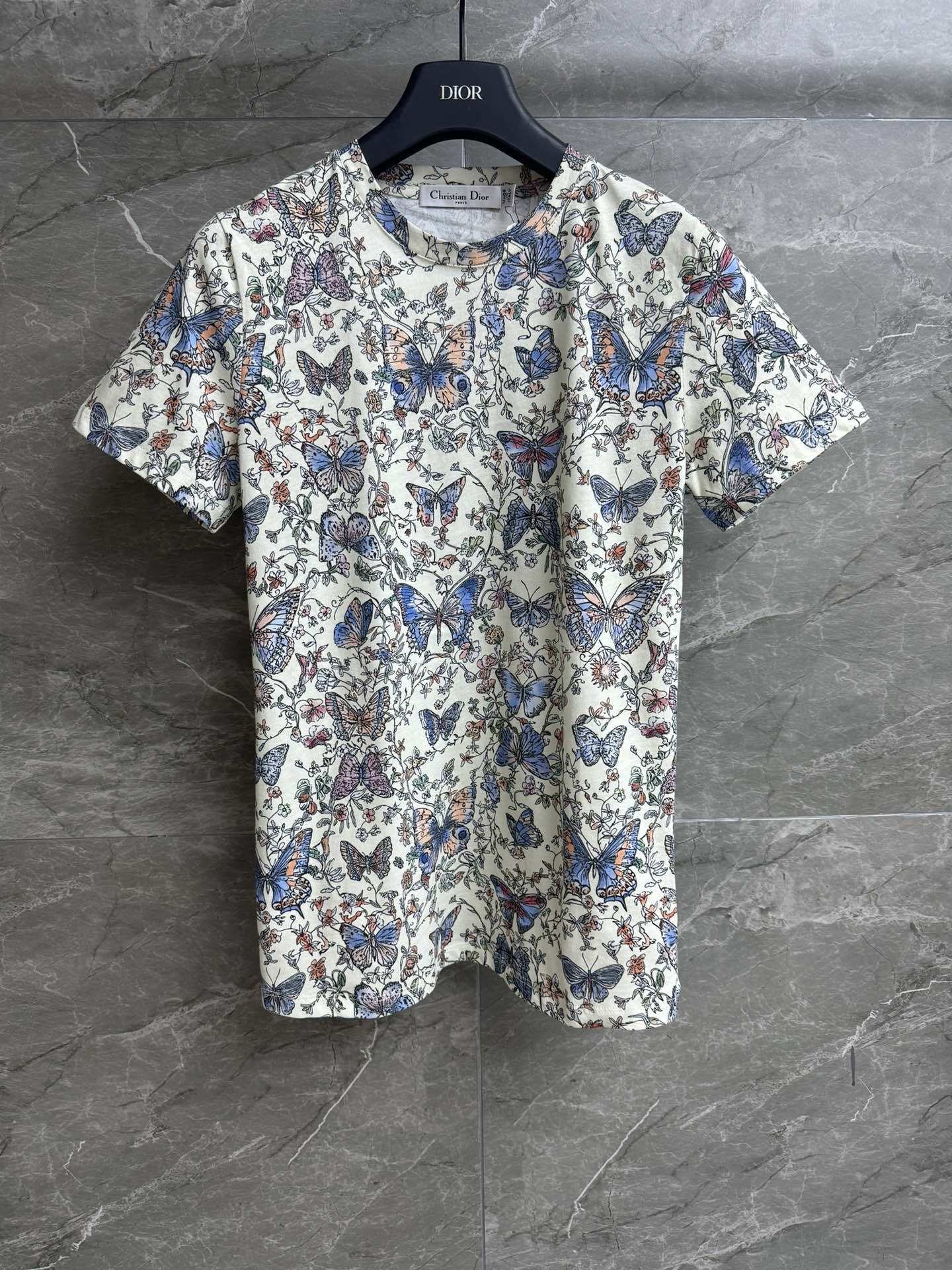 NO:323150,New spring and summer models are available. D home blue butterfly T-shirt 2025 spring and summer series. Round neckline design. Full blue butterfly print pattern. Fantasy and gorgeous. Imported cotton fabric. Soft and comfortable. Normal style. Slim and temperament on the upper body. Full trademark. Size SML,,dior,tees, t-shirt,alexander wang.19860909春夏新款上新啦 D家蓝色蝴蝶T恤 2025春夏系列 圆领领口设计 满幅蓝色蝴蝶印花图案 梦幻绚烂 进口纯棉面料 柔软舒适亲肤 正常版型 上身显瘦又气质 商标齐全 尺码SML,,dior,tees，t-shirt,alexander wang,Women's clothing