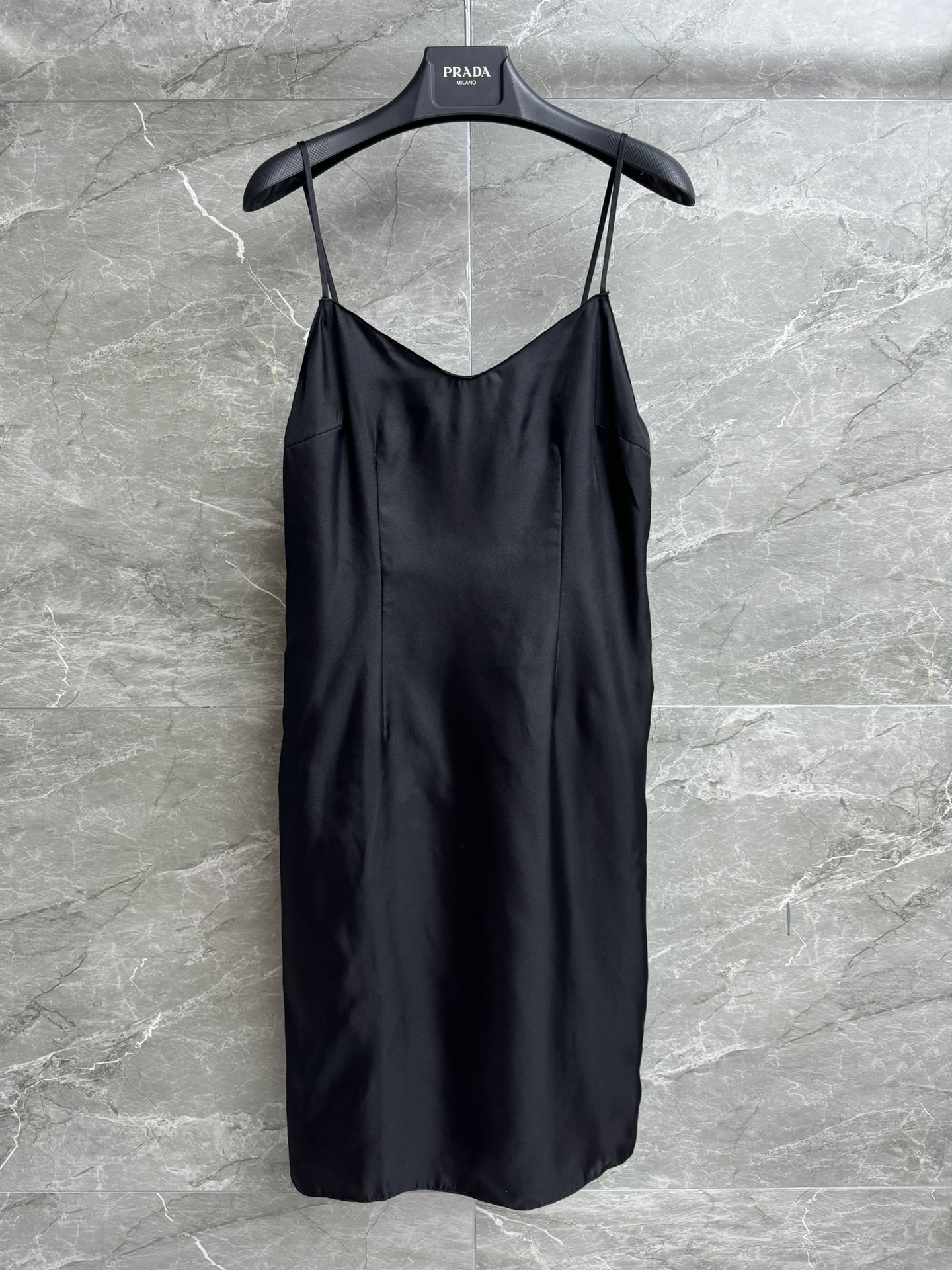 NO:327554,New spring and summer models are shipped. P home silk suspender skirt. 2025 spring and summer series. Low-neck thin shoulder straps. Side buckle closure design. Back triangular logo decoration. Minimalist and high-end. Custom twill silk fabric. Silky skin-friendly and drooping. Slim fit. Upper body looks slim and temperament. Full trademark size SML, skirts, real silk, alexander wang.19860909春夏新款出货啦 P家真丝吊带裙 2025春夏系列 低领细肩带 侧边暗扣开合设计 后背三角徽标装饰 极简高级 定制斜纹真丝面料 丝滑亲肤有垂感 修身版型 上身显瘦又气质 商标齐全 尺码SML,,skirts,real silk,alexander wang,Women's clothing