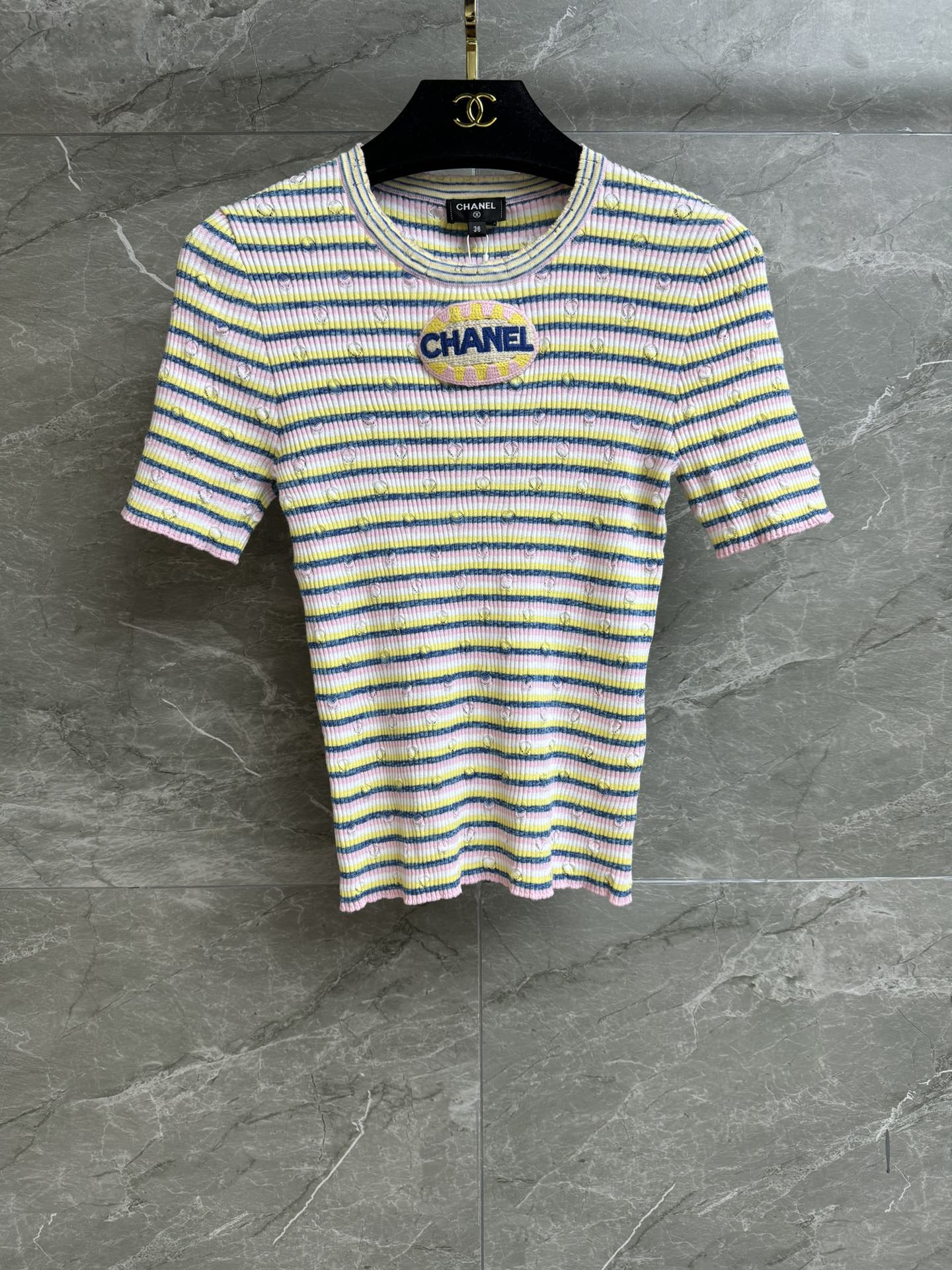 NO:323742,High-end version is shipped. Xiangjia Colored Strip Knitted Short Sleeve. 2025 Early Spring Preview Series. Ripped hook neckline. Three-dimensional logo badge decoration on the chest. Chic hollow jacquard paired with colorful stripes. Age-reducing fashionable. Customized paired yarn. 1:1 fixed dyeing. Soft and comfortable. Elastic slim fitting. The upper body looks slim and temperament. Complete trademarks. Equipped with cloth bags. Size SML, chanel, T-shirt, alexander wang.19860909高版本出货啦 香家彩条针织短袖 2025早春预告系列 破洞钩边领口 胸前立体logo徽章装饰 别致的镂空提花搭配彩色条纹 减龄时髦 定制对版纱线 1:1定染 柔软舒适 弹力修身版型 上身显瘦又气质 商标齐全 配有布袋 尺码SML,,chanel,T-shirt,alexander wang,Women's clothing