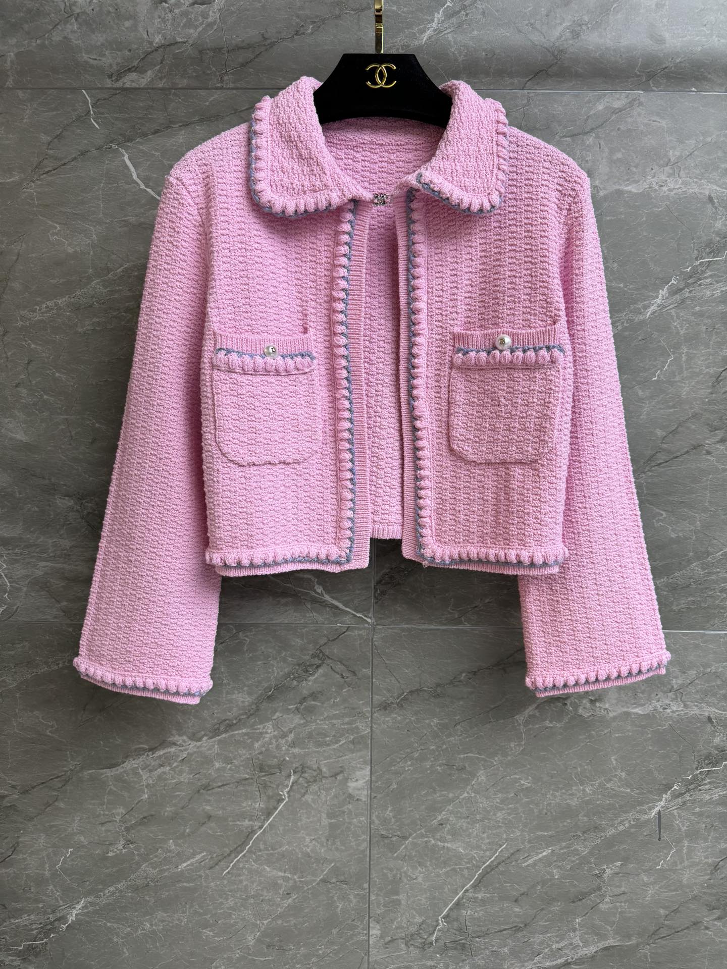 NO:323748,High-version shipped Xiangjia pink doll collar cardigan 2025 spring and summer preview series Lapel doll collar design Pearl logo diamond buckle embellishment Pink and blue color matching age-reducing fashionable style Definitely weaving and dyeing pair yarn Soft and comfortable and textured Short style Top body looks slim and temperament Full trademark size SML, Chanel, alexander wang19860909高版本出货啦 香家粉色娃娃领开衫 2025春夏预告系列 翻领娃娃领设计 珍珠logo钻扣点缀 粉蓝配色减龄时髦洋气 定织定染对版纱线 柔软舒适有质感 短款版型 上身显瘦又气质 商标齐全 尺码SML,,chanel,alexander wang,Women's clothing