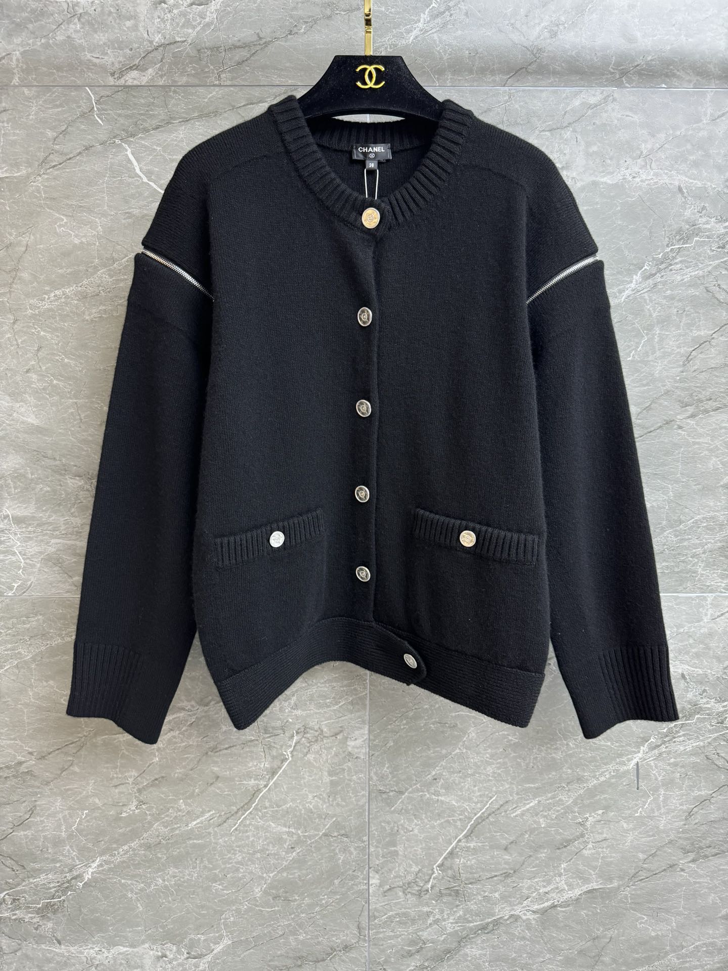 NO:323754,High-version shipped Xiangjia Zipper Sleeve Cardigan 2025 Spring and Summer Preview Series Round neckline ribbed neckline Sleeve zipper design Customized gradient logo zipper head Fashionable personality Cashmere knitted fabric Thick, soft and textured Loose style Top body looks slim and temperament Full trademark Equipped with cloth bag Size SML, Chanel, alexander wang19860909高版本出货啦 香家拉链袖子开衫 2025春夏预告系列 圆领罗纹领口 袖子拉链设计 定制渐变logo拉链头 时髦个性 羊绒针织面料 厚实软糯有质感 宽松版型 上身显瘦又气质 商标齐全 配有布袋 尺码SML,,chanel,alexander wang,Women's clothing