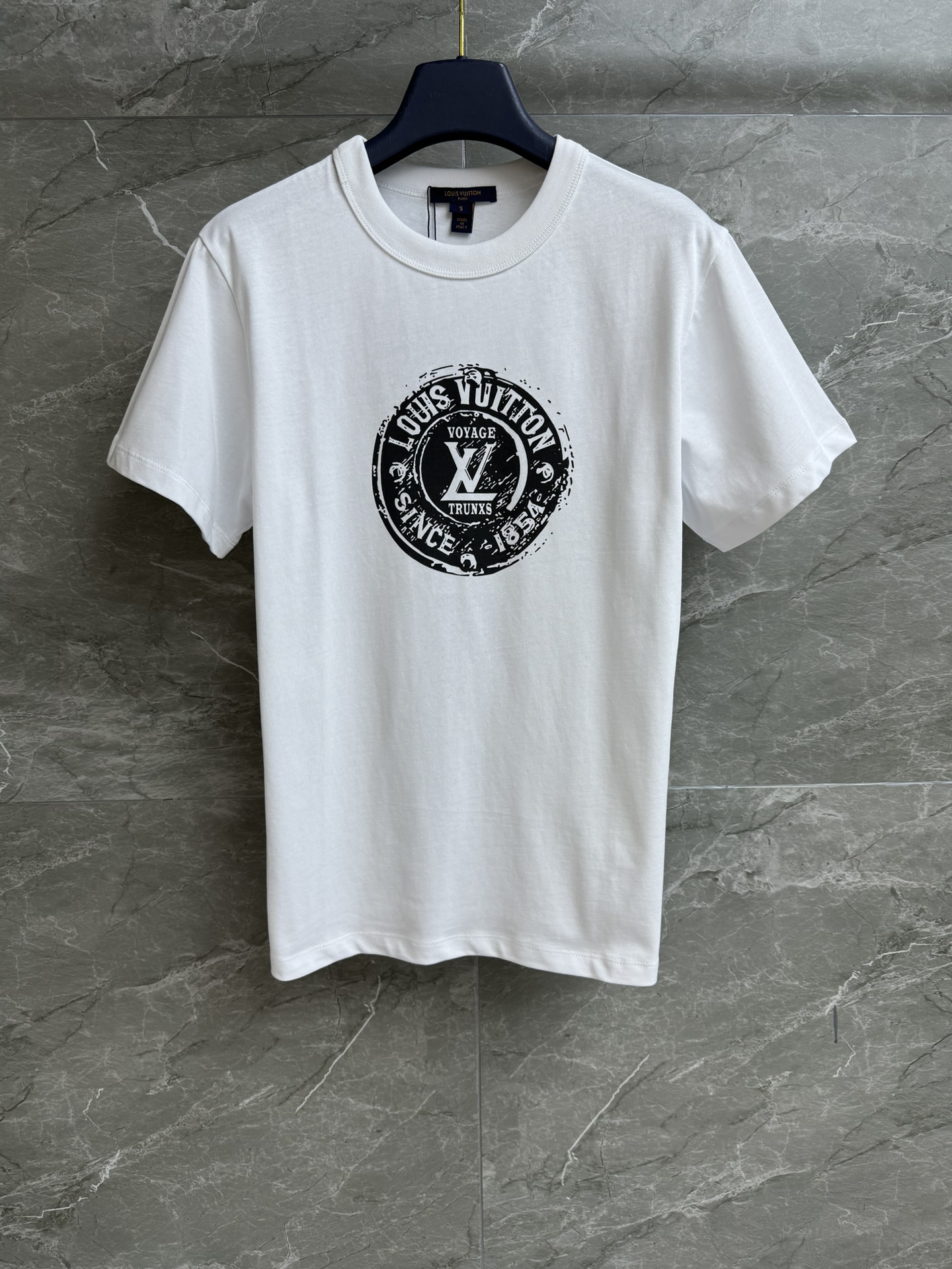 NO:325408,New spring and summer models are available. L's logo printed T-shirt 2025 spring and summer series. Round neckline design. Logo logo printed pattern. Simple and high-end imported pure cotton fabric. Soft and comfortable skin-friendly. Normal style. Slim and versatile. Full trademark. Size SML,,louis vuitton,tees, t-shirt,alexander wang.19860909春夏新款上新啦 L家徽标印花T恤 2025春夏系列 圆领领口设计 徽标logo印花图案 简约高级 进口纯棉面料 柔软舒适亲肤 正常版型 上身显瘦又百搭 商标齐全 尺码SML,,louis vuitton,tees，t-shirt,alexander wang,Women's clothing