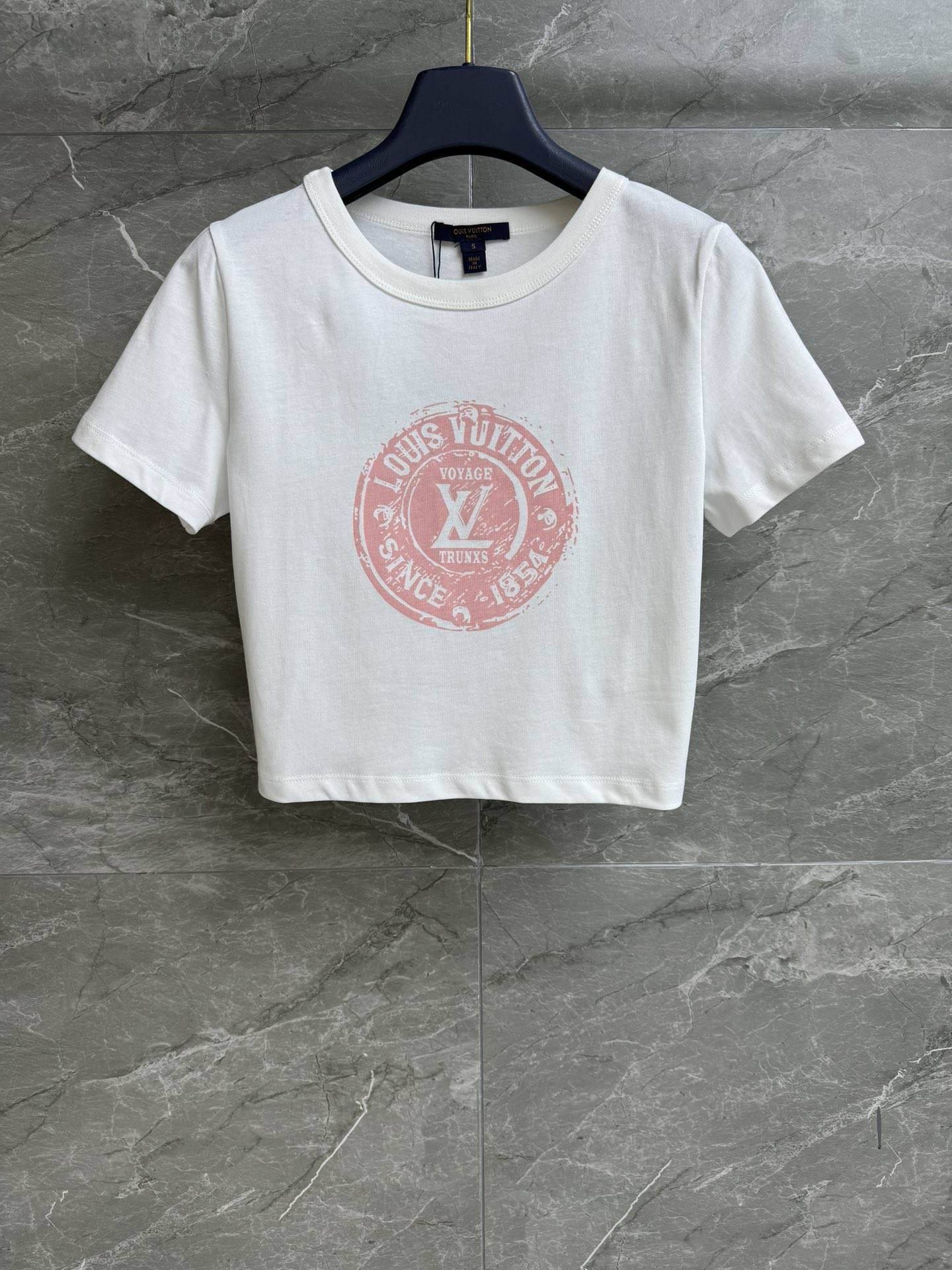 NO:325410,New spring and summer models are available. L's logo printed short T-shirt 2025 spring and summer series. Round neckline design. Classic logo logo print. Color matching. Fashionable and age-reducing. Imported cotton fabric. Light, comfortable and skin-friendly. Short style. Slim and versatile. Full trademark. Size SML,,louis vuitton,tees, t-shirt,alexander wang.19860909春夏新款上新啦 L家徽标印花短T恤 2025春夏系列 圆领领口设计 经典logo徽标印花 配色时髦减龄 进口纯棉面料 轻薄舒适亲肤 短款版型 上身显瘦又百搭 商标齐全 尺码SML,,louis vuitton,tees，t-shirt,alexander wang,Women's clothing