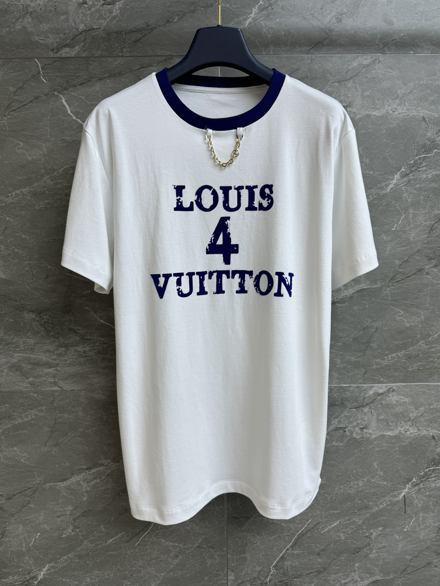 NO:325404,New spring and summer models are available. L home flocking printed T-shirt 2025 spring and summer series. Round neck contrast collar. Metal logo chain decoration. Three-dimensional flocking logo print. Blue and white color combination is refreshing and high-end. Imported pure cotton fabric. Comfortable and skin-friendly and breathable. Loose style. Slim and versatile. Full trademark. Size SML,,louis vuitton,tees, t-shirt,alexander wang.19860909春夏新款上新啦 L家植绒印花T恤 2025春夏系列 圆领撞色领口 金属logo链条装饰 立体植绒logo印花 蓝白配色清爽高级 进口纯棉面料 舒适亲肤透气 宽松版型 上身显瘦又百搭 商标齐全 尺码SML,,louis vuitton,tees，t-shirt,alexander wang,Women's clothing