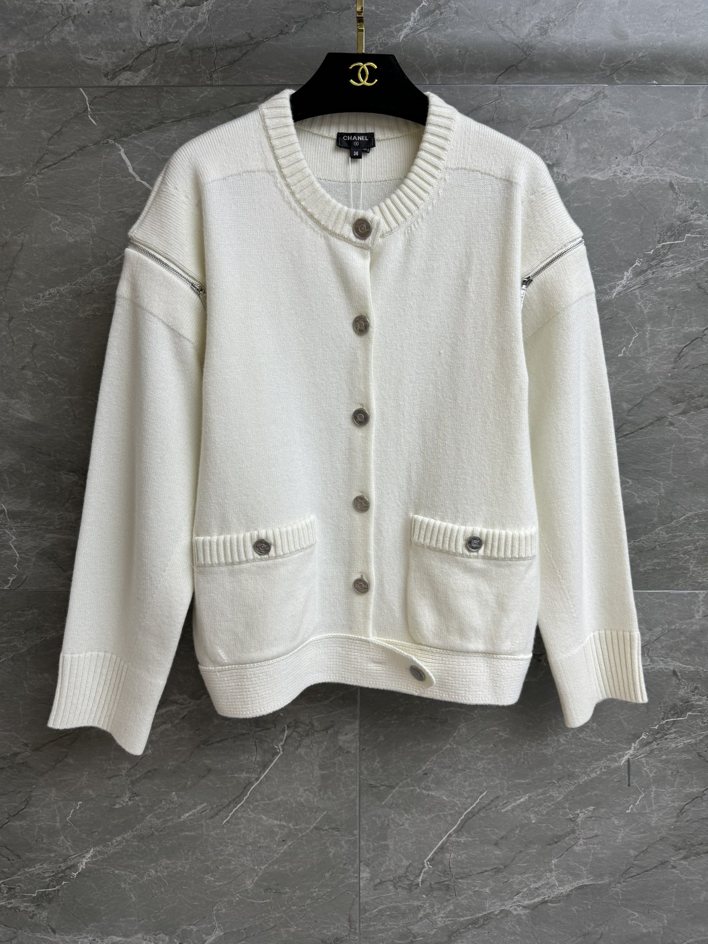 NO:325412,High-version shipped Xiangjia Zipper Sleeve Cardigan 2025 Spring and Summer Preview Series Round neckline ribbed neckline Sleeve zipper design Customized gradient logo zipper head Fashionable personality Cashmere knitted fabric Thick, soft and textured Loose style Top body looks slim and temperament Full trademark Equipped with cloth bag Size SML, Chanel, alexander wang19860909高版本出货啦 香家拉链袖子开衫 2025春夏预告系列 圆领罗纹领口 袖子拉链设计 定制渐变logo拉链头 时髦个性 羊绒针织面料 厚实软糯有质感 宽松版型 上身显瘦又气质 商标齐全 配有布袋 尺码SML,,chanel,alexander wang,Women's clothing