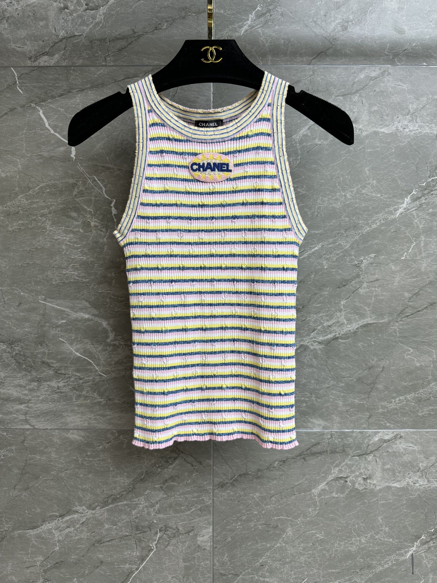 NO:325414,High-version shipped Xiangjia badge striped vest 2025 early spring preview series Ripped hook neckline Three-dimensional logo badge decoration on chest chic hollow jacquard paired with colorful stripes age-reducing fashionable custom-made paired yarn 1:1 fixed dyeing soft and comfortable elastic slim fit style upper body slim and temperament Complete trademarks Equipped with cloth bag Size SML, Chanel, alexander wang19860909高版本出货啦 香家徽章条纹背心 2025早春预告系列 破洞钩边领口 胸前立体logo徽章装饰 别致的镂空提花搭配彩色条纹 减龄时髦 定制对版纱线 1:1定染 柔软舒适 弹力修身版型 上身显瘦又气质 商标齐全 配有布袋 尺码SML,,chanel,alexander wang,Women's clothing