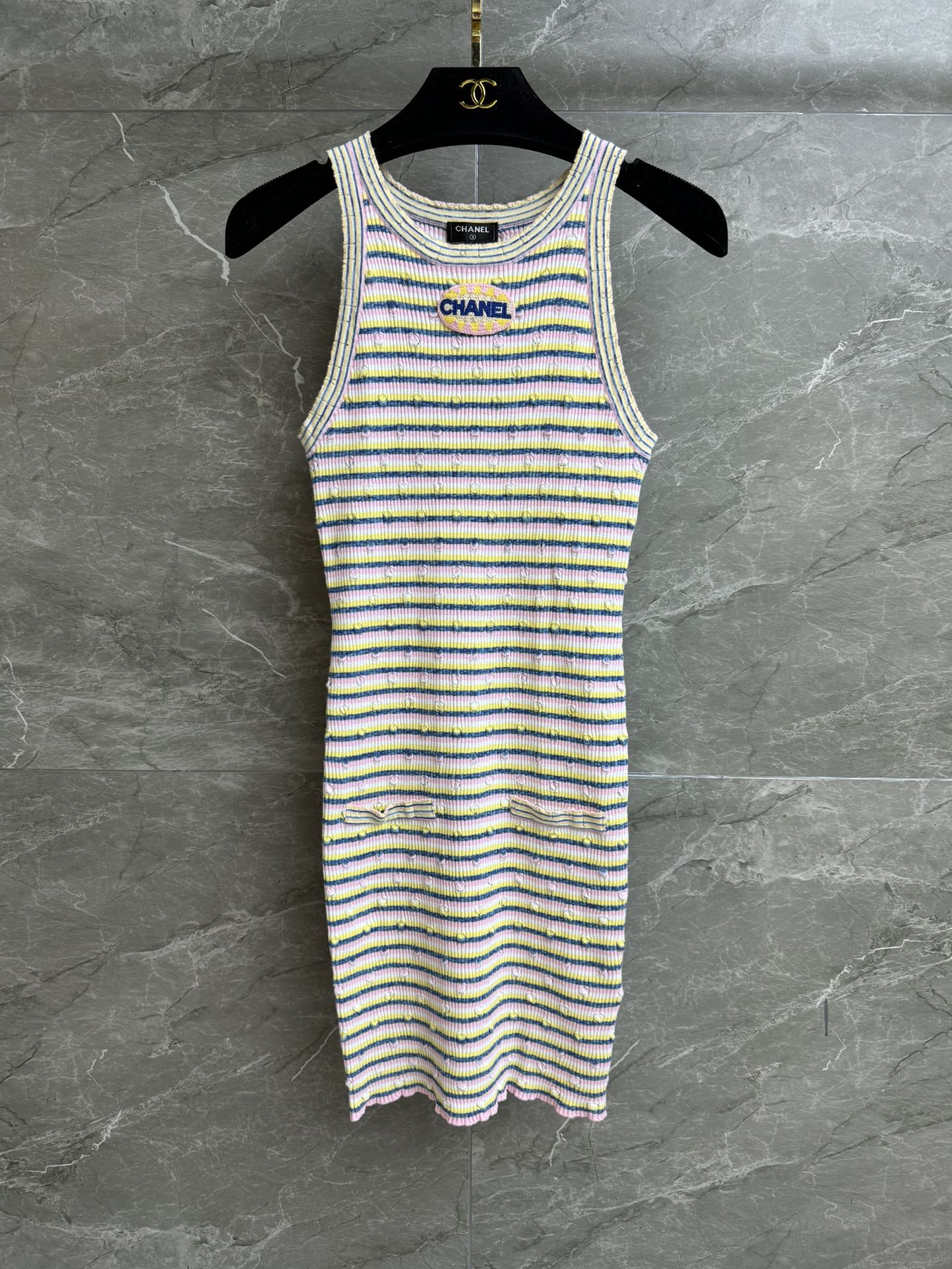 NO:329492,High-version shipped Xiangjia badge striped vest skirt 2025 early spring preview series Ripped hook neckline Three-dimensional logo badge decoration on chest chic hollow jacquard paired with colorful stripes age-reducing fashionable custom paired yarn 1:1 fixed dyeing Soft and comfortable Elastic slim fitted with upper body slim and temperament Complete trademarks Equipped with cloth bag Size SML, Chanel, skirts, alexander wang19860909高版本出货啦 香家徽章条纹背心裙 2025早春预告系列 破洞钩边领口 胸前立体logo徽章装饰 别致的镂空提花搭配彩色条纹 减龄时髦 定制对版纱线 1:1定染 柔软舒适 弹力修身版型 上身显瘦又气质 商标齐全 配有布袋 尺码SML,,chanel,skirts,alexander wang,Women's clothing