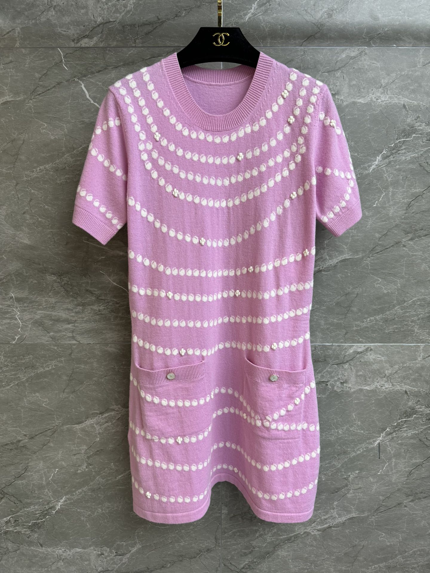 NO:325825,New early spring style is available. Xiangjia cashmere dress. 2025 spring and summer preview series. Round neckline ribbed neckline. Pearl chain jacquard pattern. Three-dimensional flowers embellish them. Gentle and fashionable. Cashmere knitted fabric. Soft and comfortable. Slim fit. Slim and temperament. Full trademark. Size SML, chanel, skirts, alexander wang.19860909早春新款上新啦 香家羊绒连衣裙 2025春夏预告系列 圆领罗纹领口 珍珠链条提花图案 立体花朵点缀其中 温柔时髦高级 羊绒针织面料 柔软舒适 修身版型 上身显瘦又气质 商标齐全 尺码SML,,chanel,skirts,alexander wang,Women's clothing