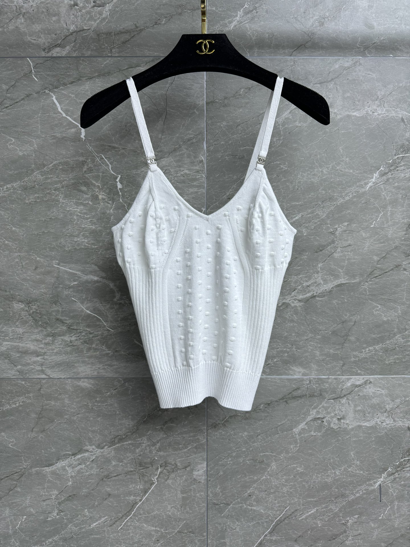 NO:317675,New spring and summer models are shipped. Xiangjia rhinestone suspender vest. 2025 spring and summer trailer series. Rhinestone logo decorative shoulder straps. Three-dimensional jacquard pattern. Exquisite and fashionable. Cotton knitted fabric. Comfortable and skin-friendly. Elastic slim fit. The upper body looks slim and versatile. Full trademark. Size SML, chanel, alexander wang.19860909春夏新款出货啦 香家水钻吊带背心 2025春夏预告系列 水钻logo装饰肩带 立体提花图案 精致时髦 棉质针织面料 舒适亲肤 弹力修身版型 上身显瘦又百搭 商标齐全 尺码SML,,chanel,alexander wang,Women's clothing